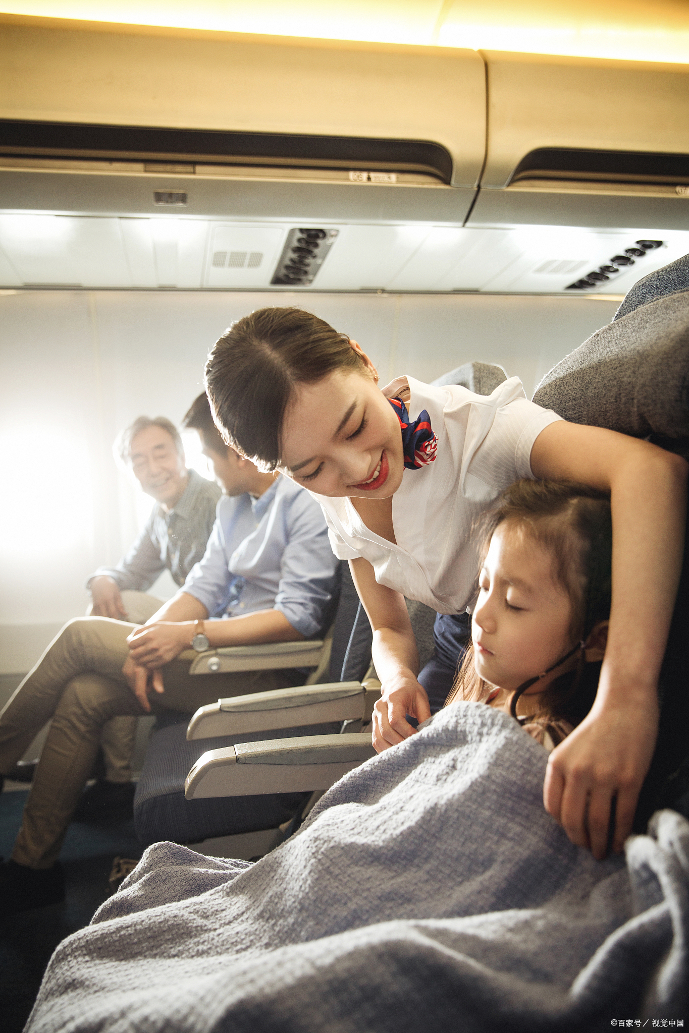 以后坐飞机没毯子了!多家航司简化机上服务,暂停提供抱枕,毯子