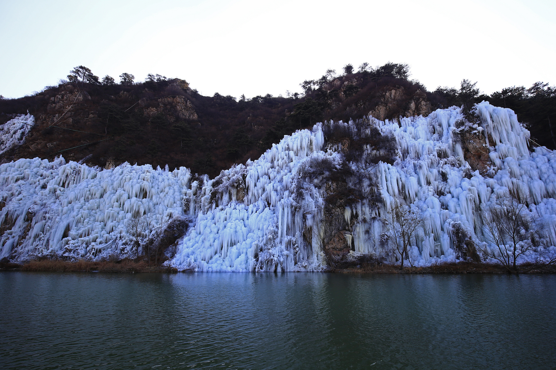 假如冬天有声音# 济南小门牙风景区是一个美丽的自然景观,位于山东 