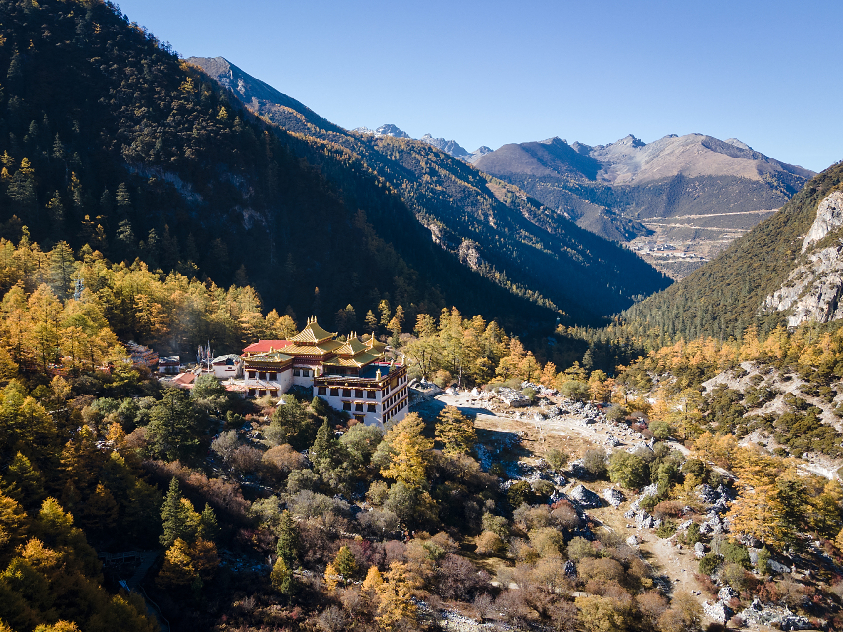 稻城亚丁风景区位于四川省凉山州西南部,海拔在2700-6200米之间,由