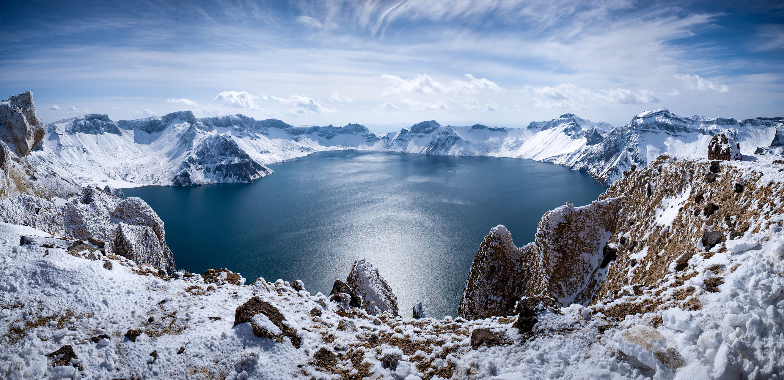 长白山海拔多少米高?直接告诉你吧,长白山的主峰——天池周围的白云峰