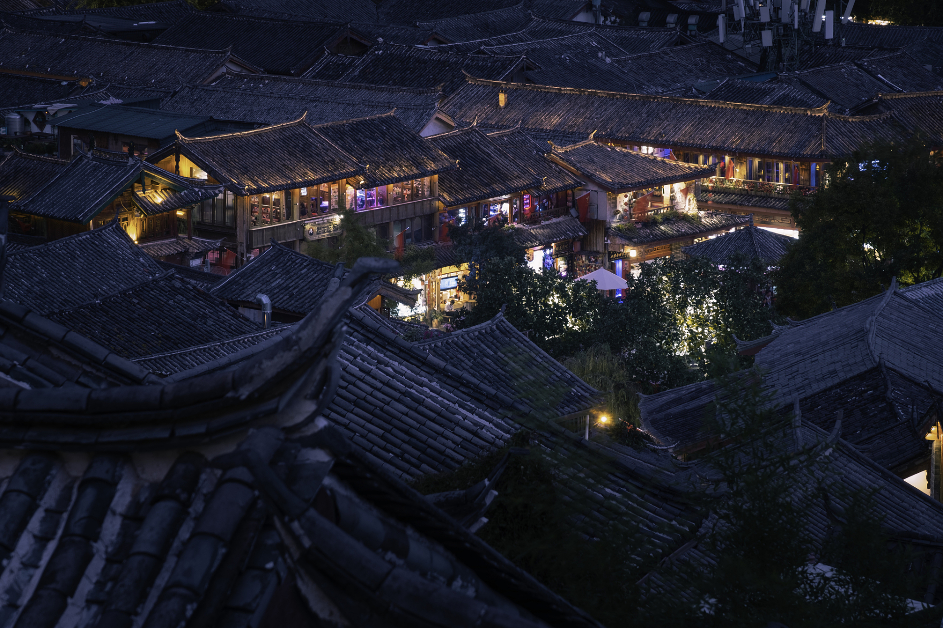 丽江之夜:灯火阑珊处,历史的低语  你是否曾梦想过,在月色朦胧的夜晚