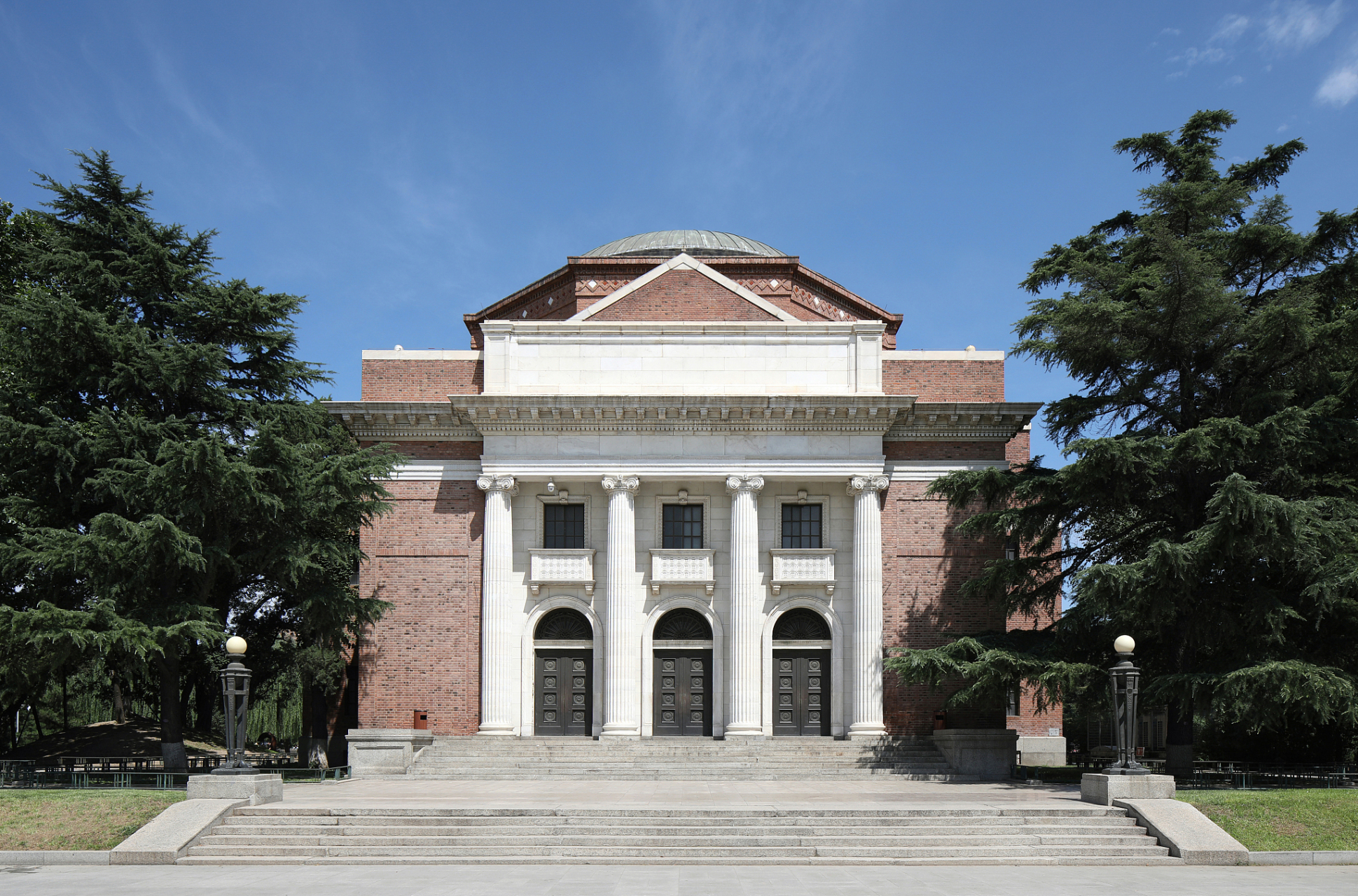 在许多大学排行榜上,国内排名前7位的高校都是清华北大和"华东五校"