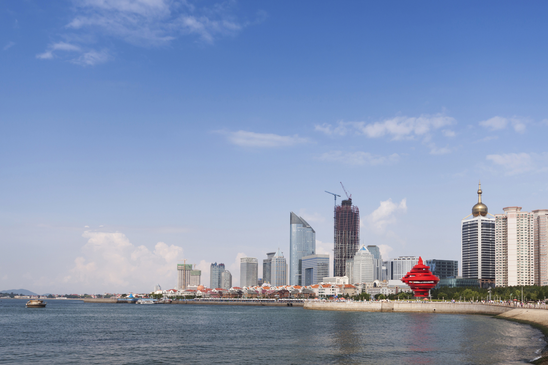 五四广场,位于山东省青岛市市南区东部,是一个不可或缺的城市地标