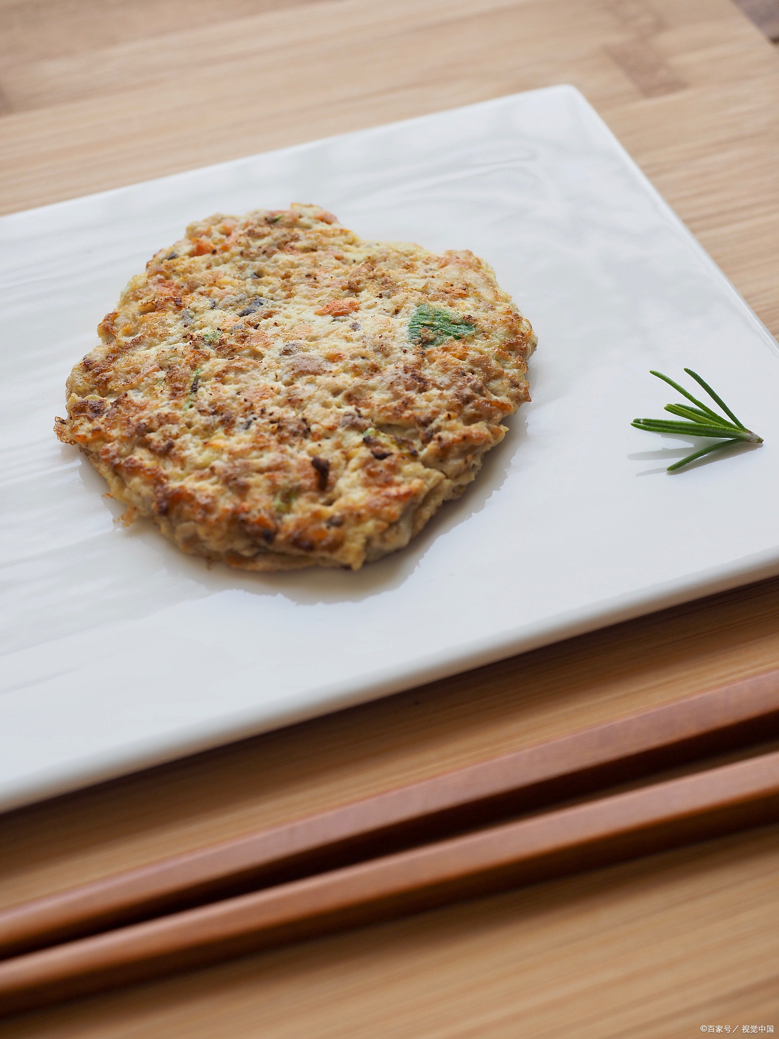 平底锅刷薄油,虾泥摊成小饼中小火煎定型,翻面后淋蛋液,撒白芝麻煎到