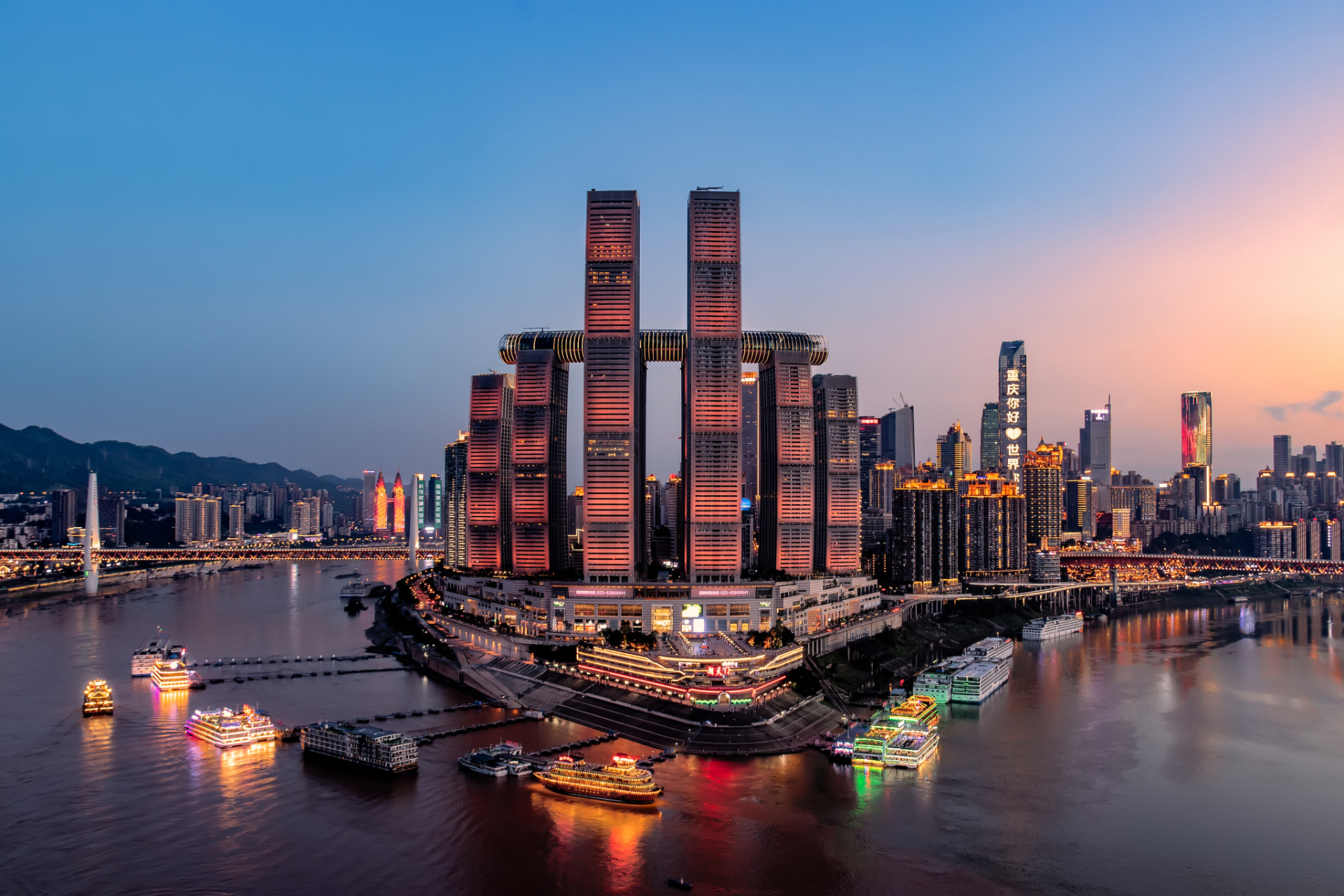 动态连更挑战# 朝天门,作为重庆市的标志性景点之一,以其独特的地理