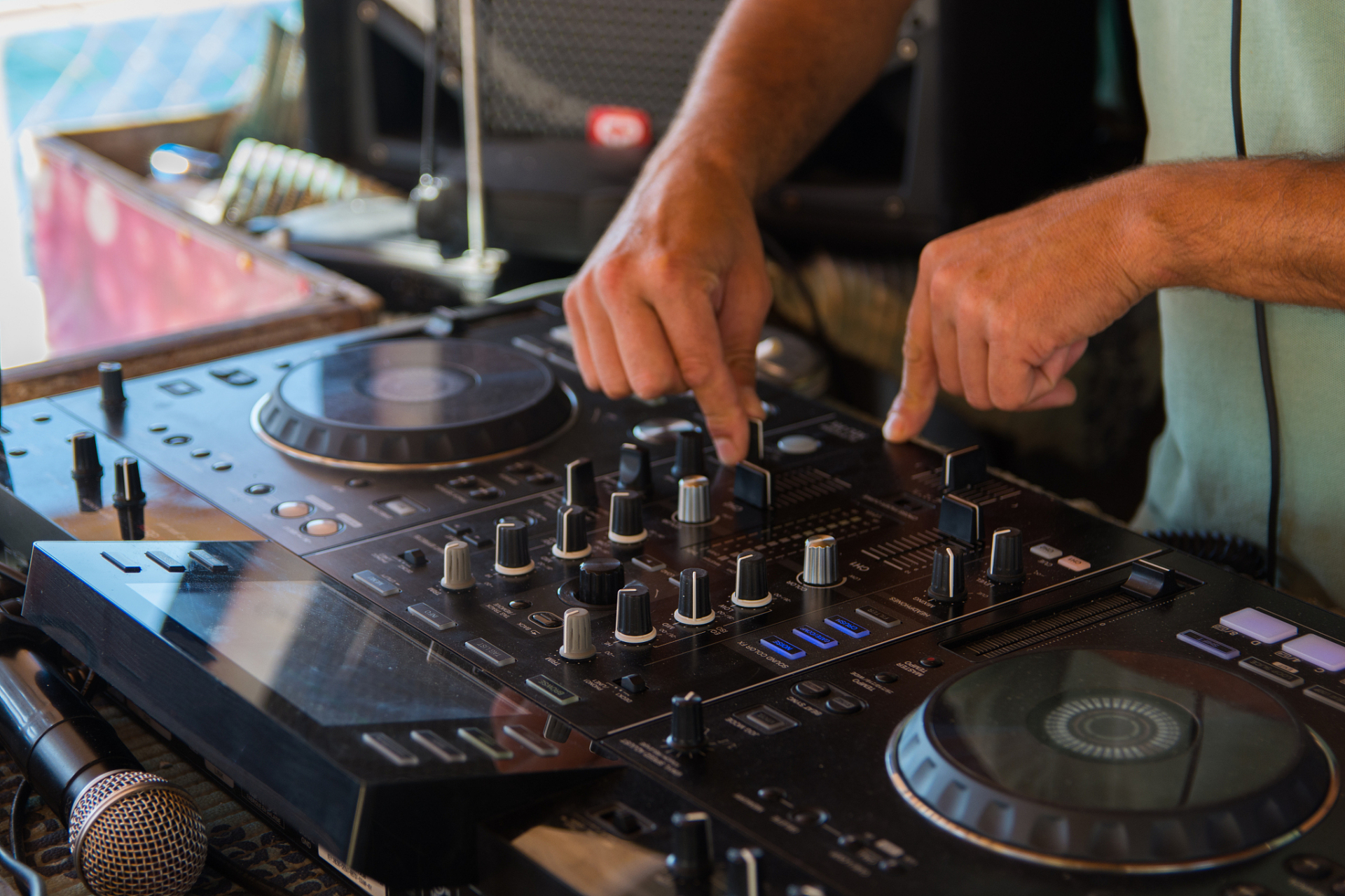 学dj打碟需要具备以下条件:1. 对音乐的热情和兴趣;2.