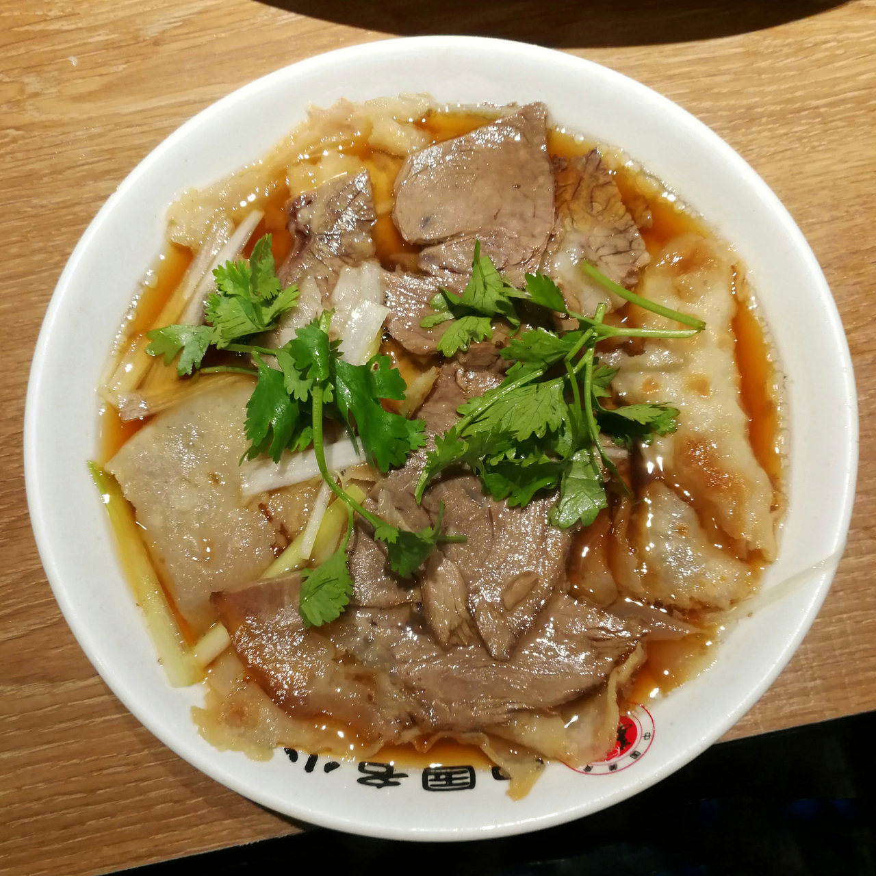 牛肉罩饼:牛肉罩饼是石家庄的传统名吃之一,口感鲜美,香气扑鼻