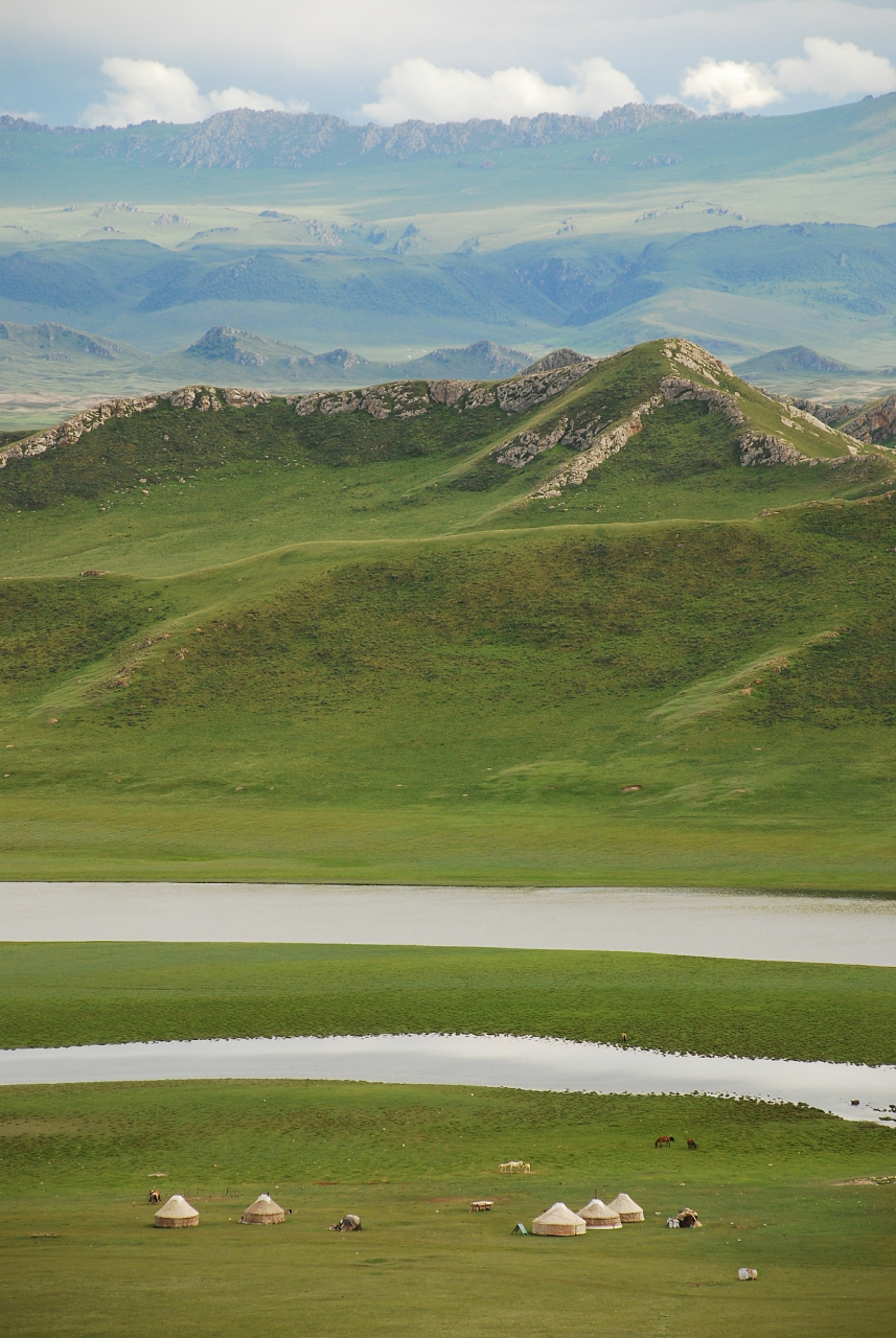 巴音布鲁克景区呀,位于新疆巴音郭楞蒙古自治州和静县的西北部,处在