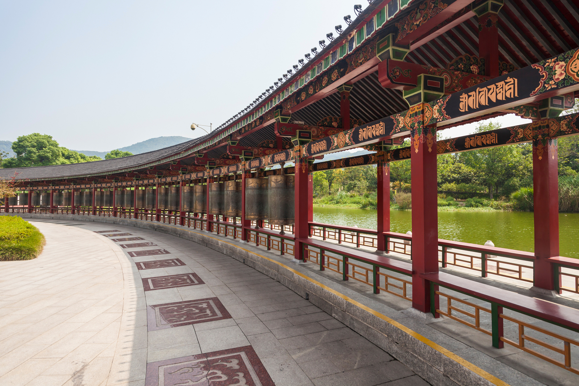 仿古长廊常常被用于公园,庭院,旅游景点等地方,以增加历史感和文化