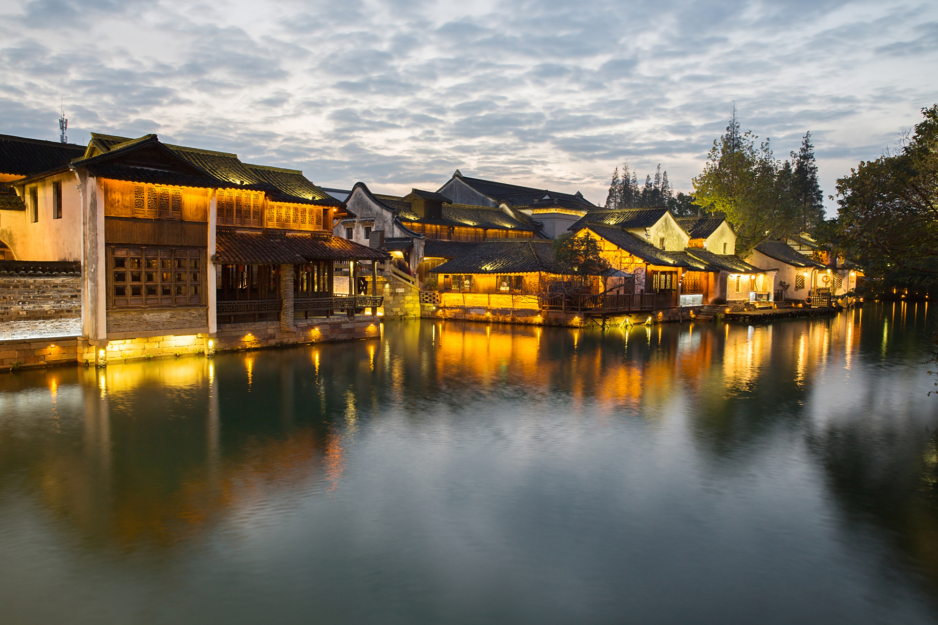 乌镇,这个位于浙江省的千年水乡古镇,以其独特的江南水乡风貌和