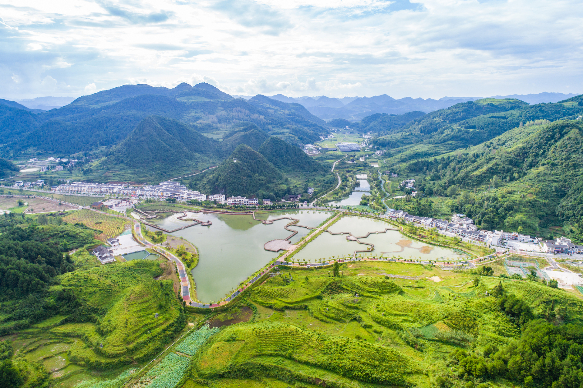 那么今天,我们要带你来到黔西南州兴仁县绿荫河景区,一个拥有美丽溪流