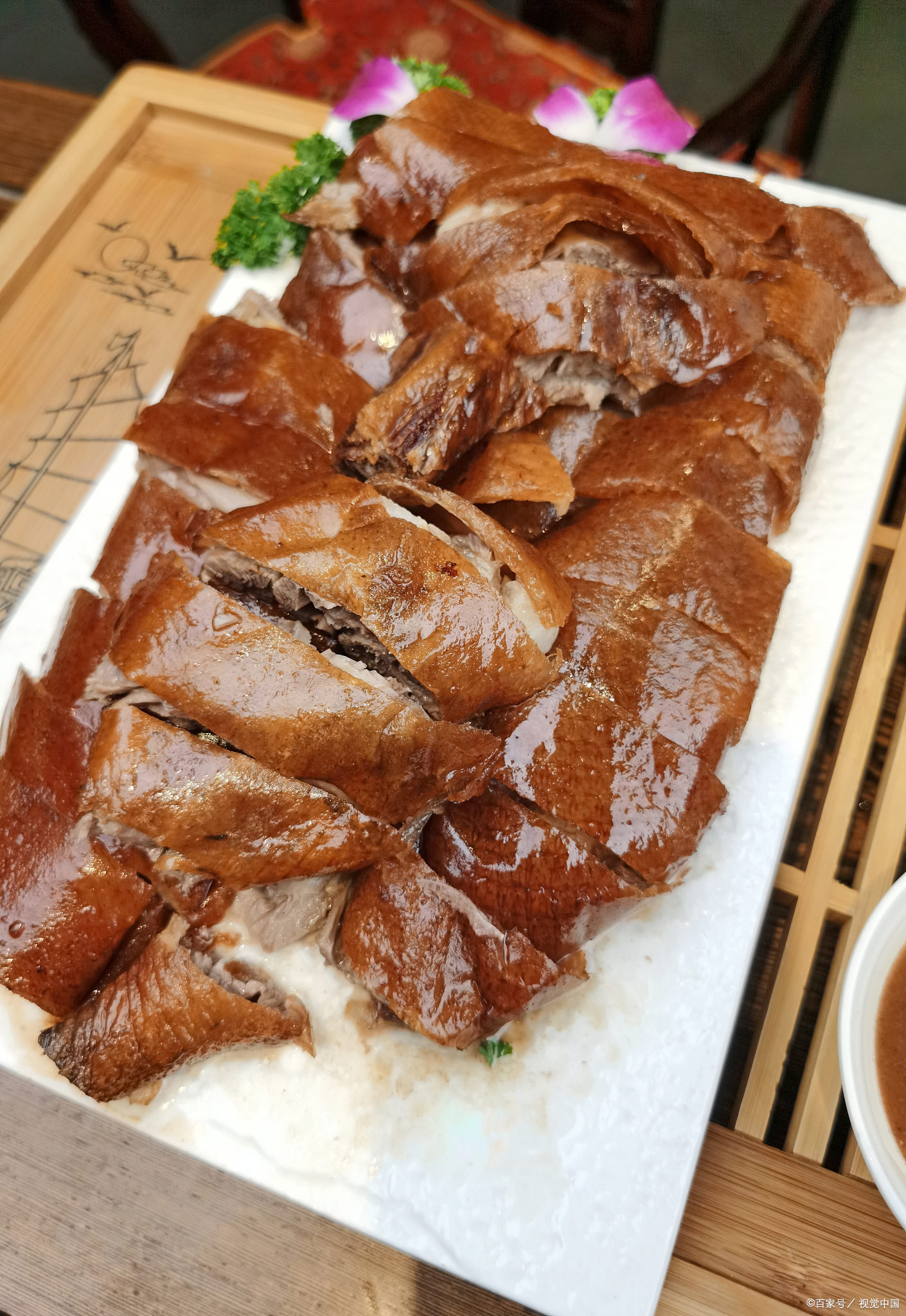 脆皮烧鹅,以其金黄酥脆的外皮和鲜嫩多汁的内里,成为了粤菜的代表之