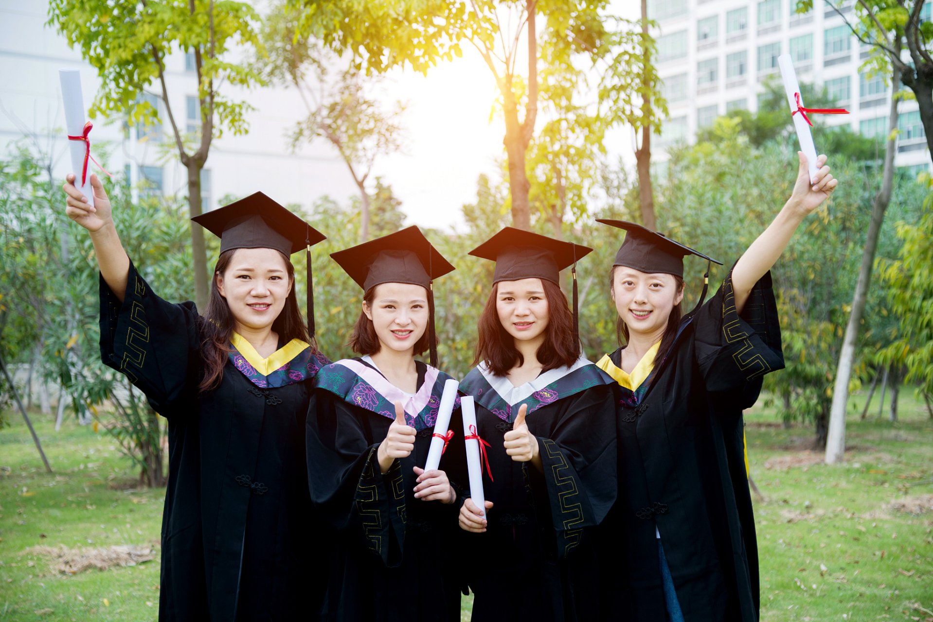 青岛大学毕业典礼上,一场精忠报国说唱表演火了!