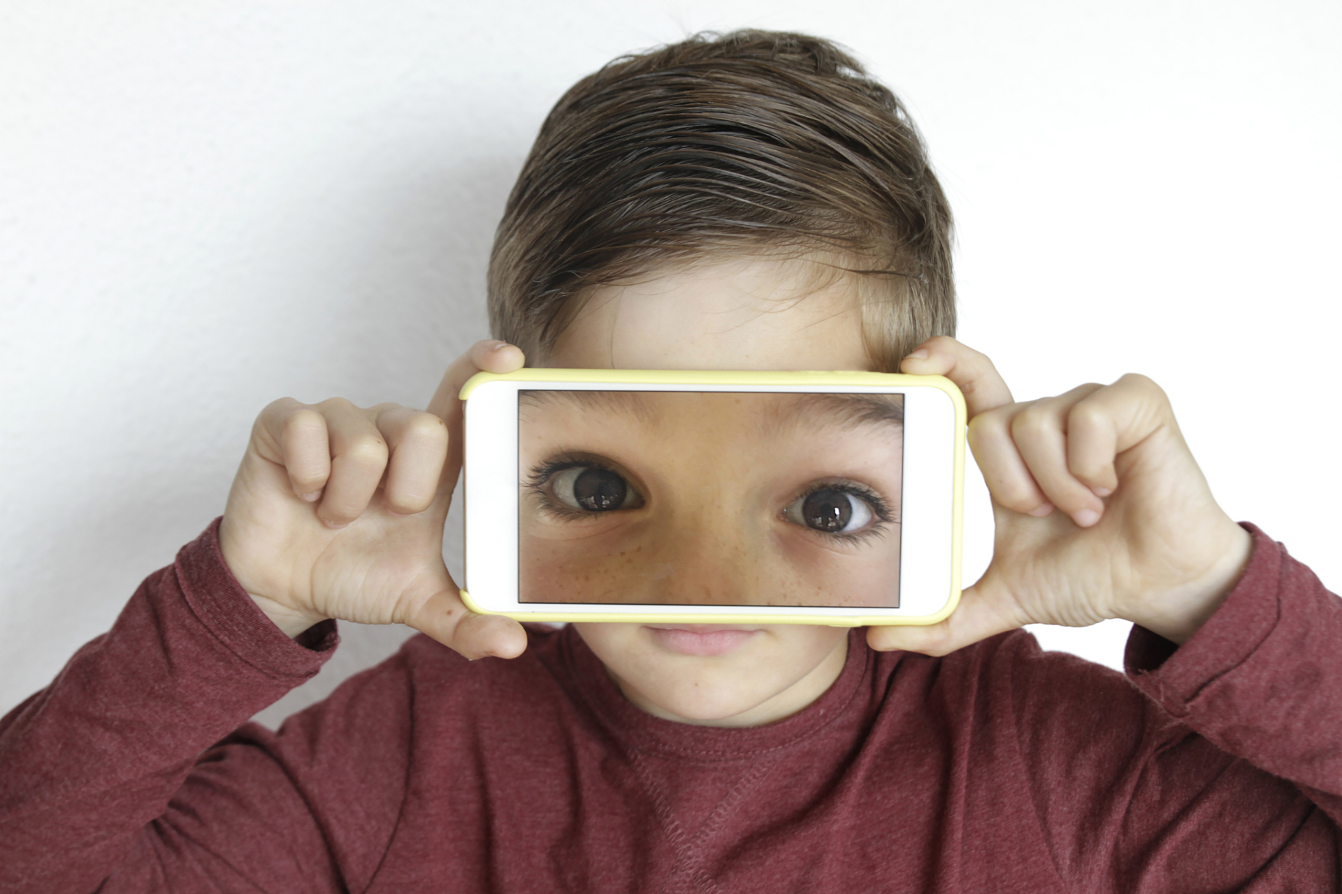 视物变形是指视觉中的直线看起来弯曲或扭曲,这通常是由于黄斑区出现