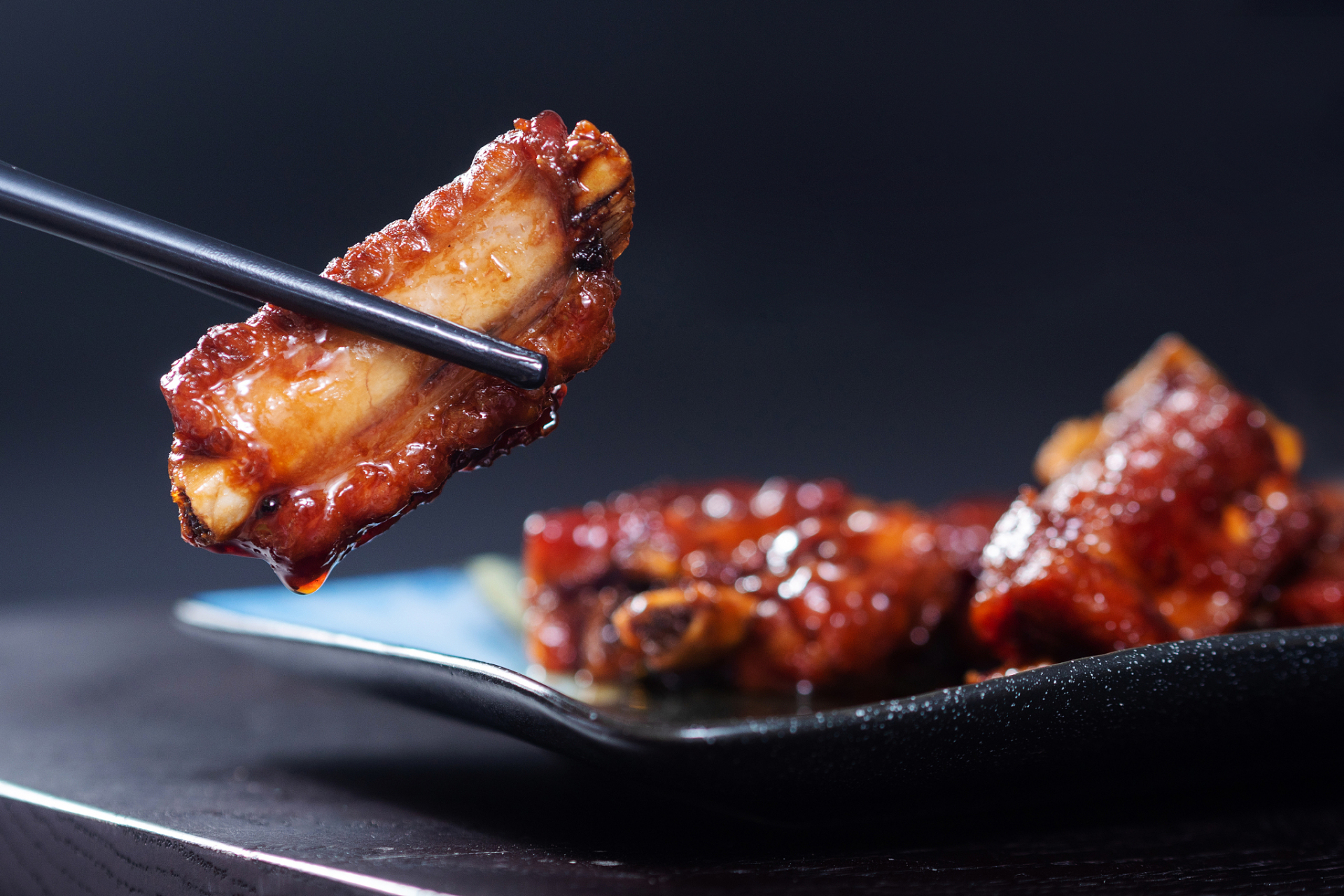 但是,有时候我们在家里做出来的红烧排骨并不如饭店里做的好吃,这是