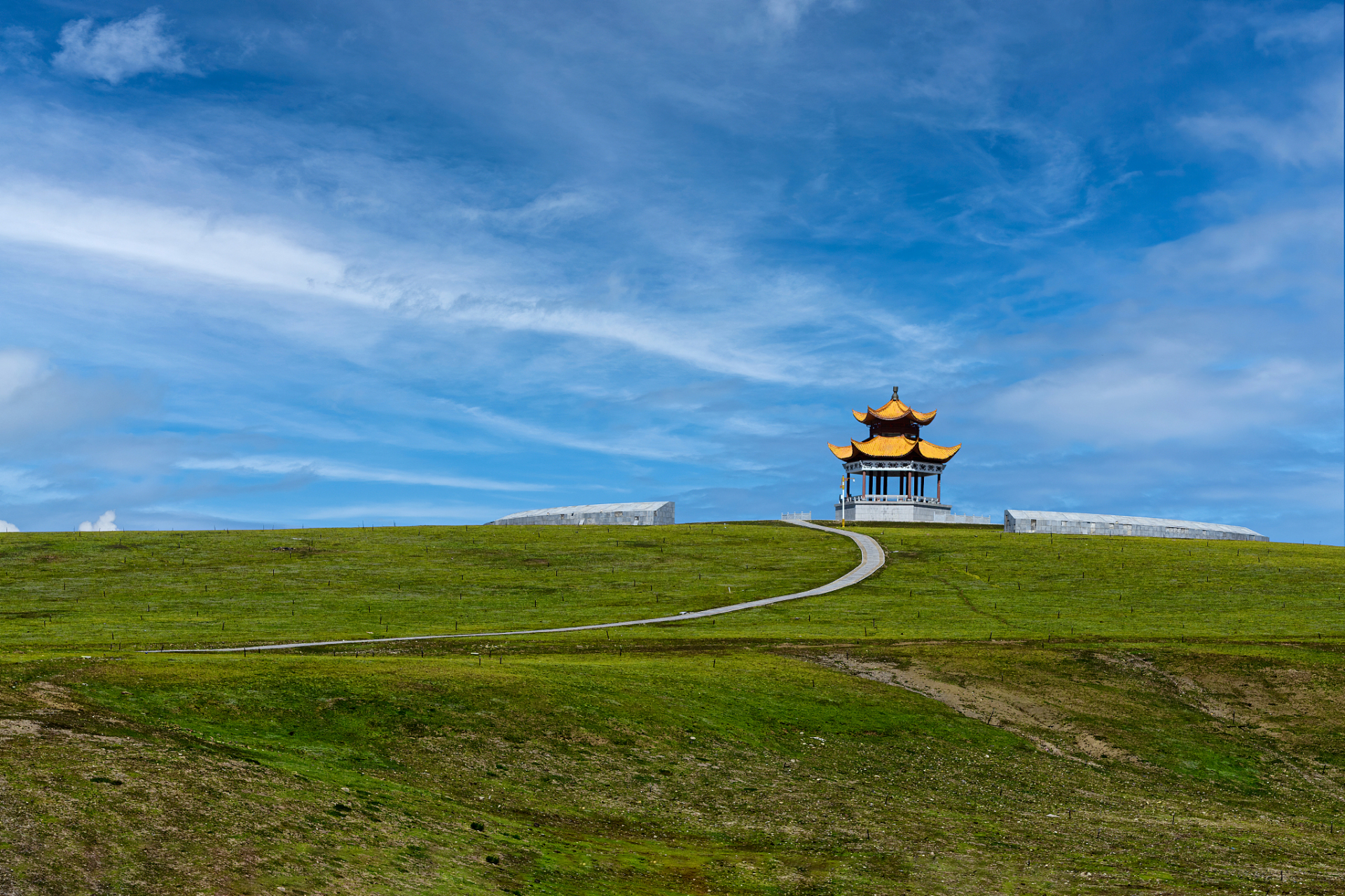 蒙古源流旅游区位于内蒙古鄂尔多斯伊金霍洛旗,是集文化,历史,自然