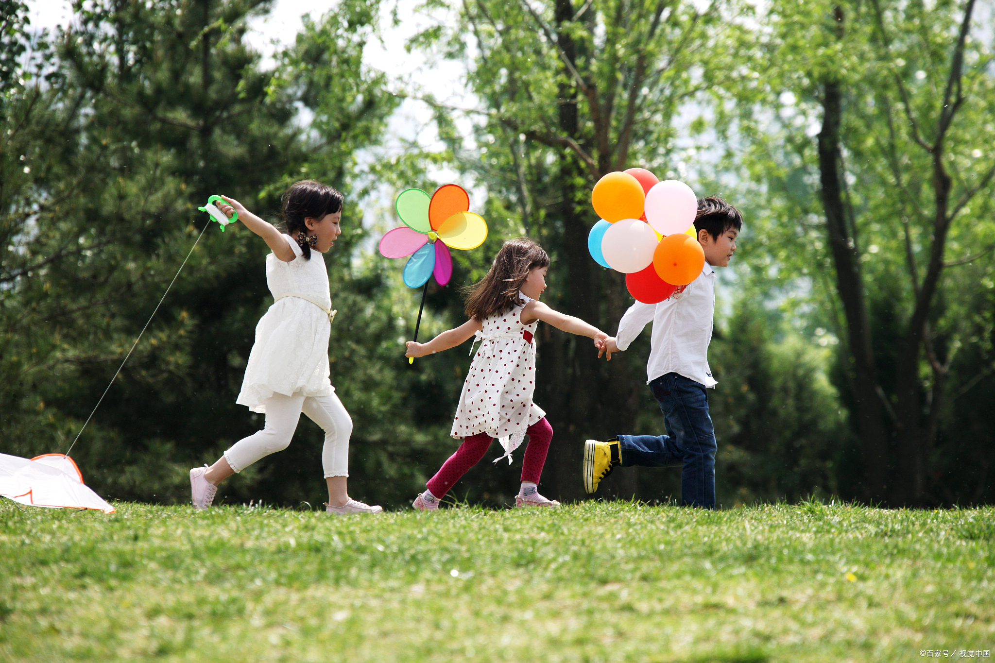 不少家长发现,自己的孩子总是喜欢一个人玩,或者总