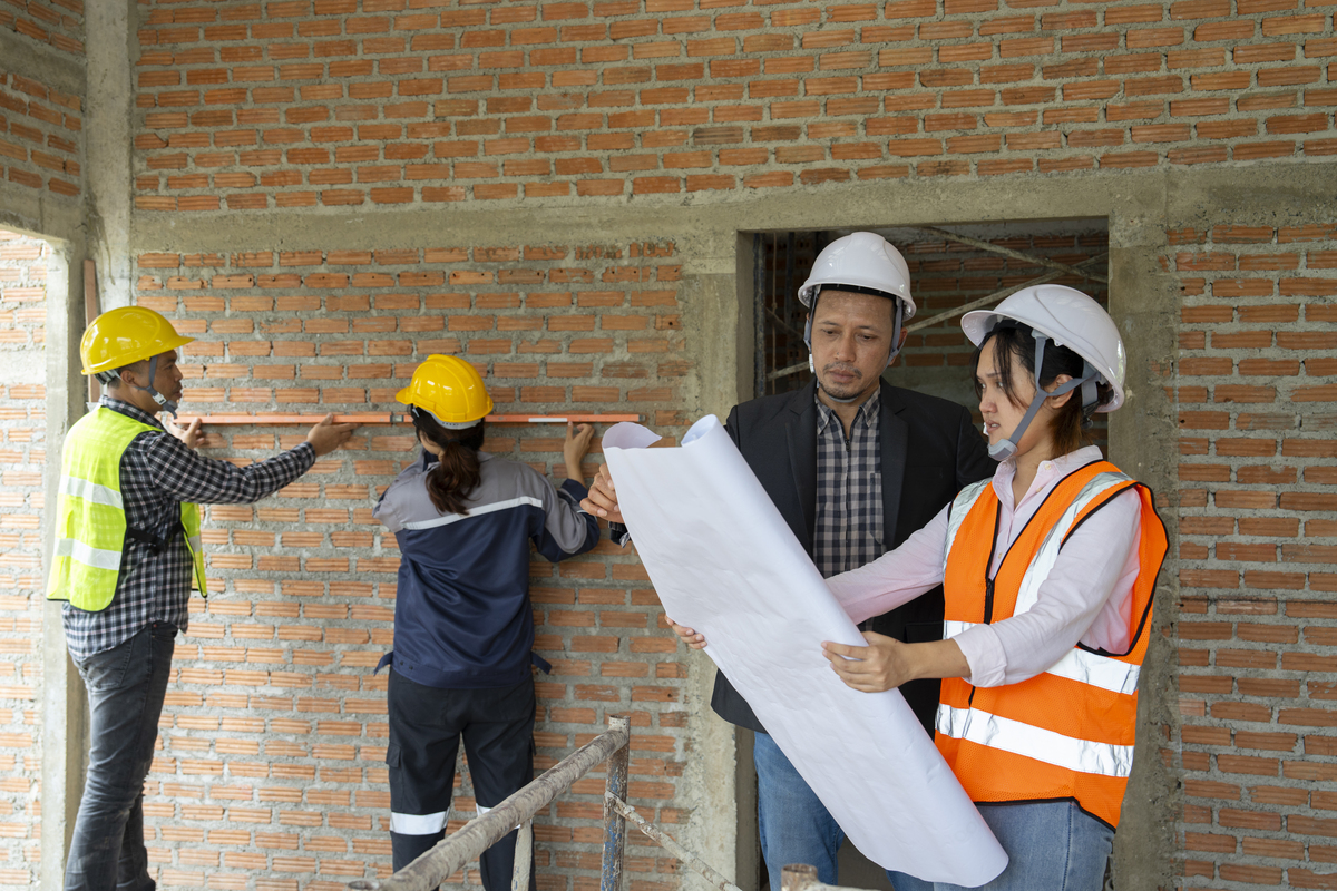 监理在施工现场是工程质量,安全和进度的监督管理者,并非所谓的"吃工