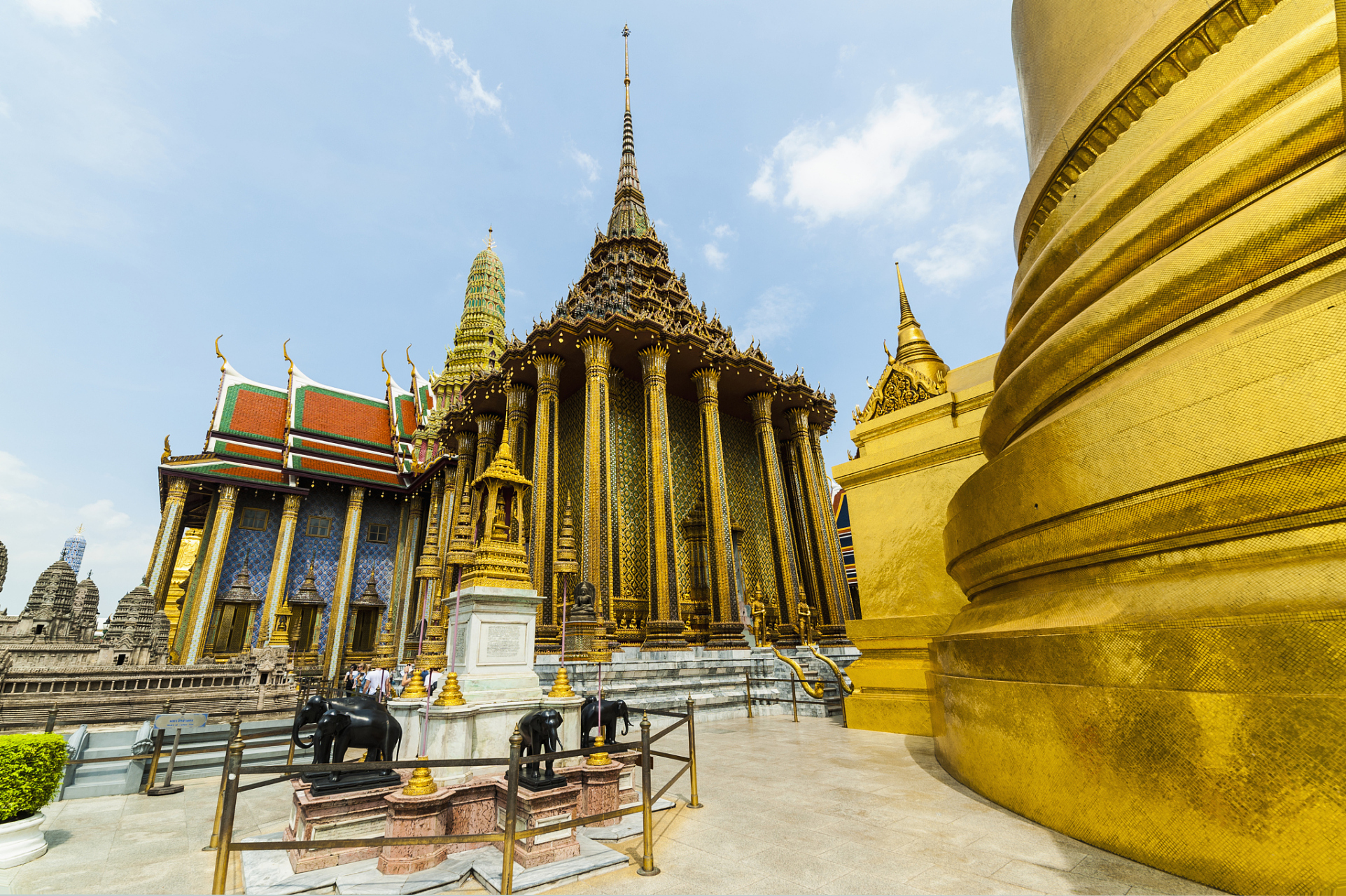 曼谷大皇宫是泰国的地标,见证了泰国历史上的重要事件,展示了独特的