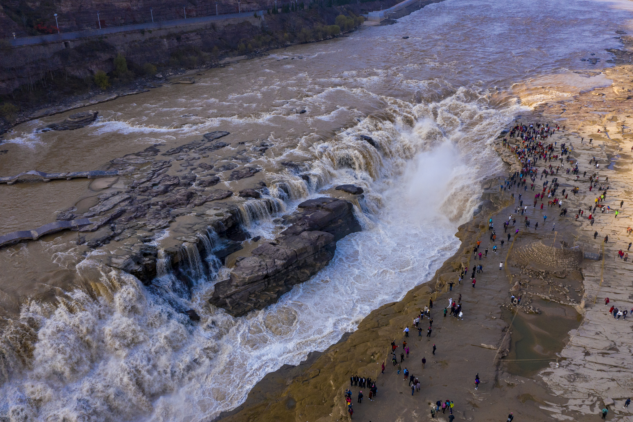 壶口瀑布位于山西阳高县,距离西安约500公里,有多种交通方式可选.