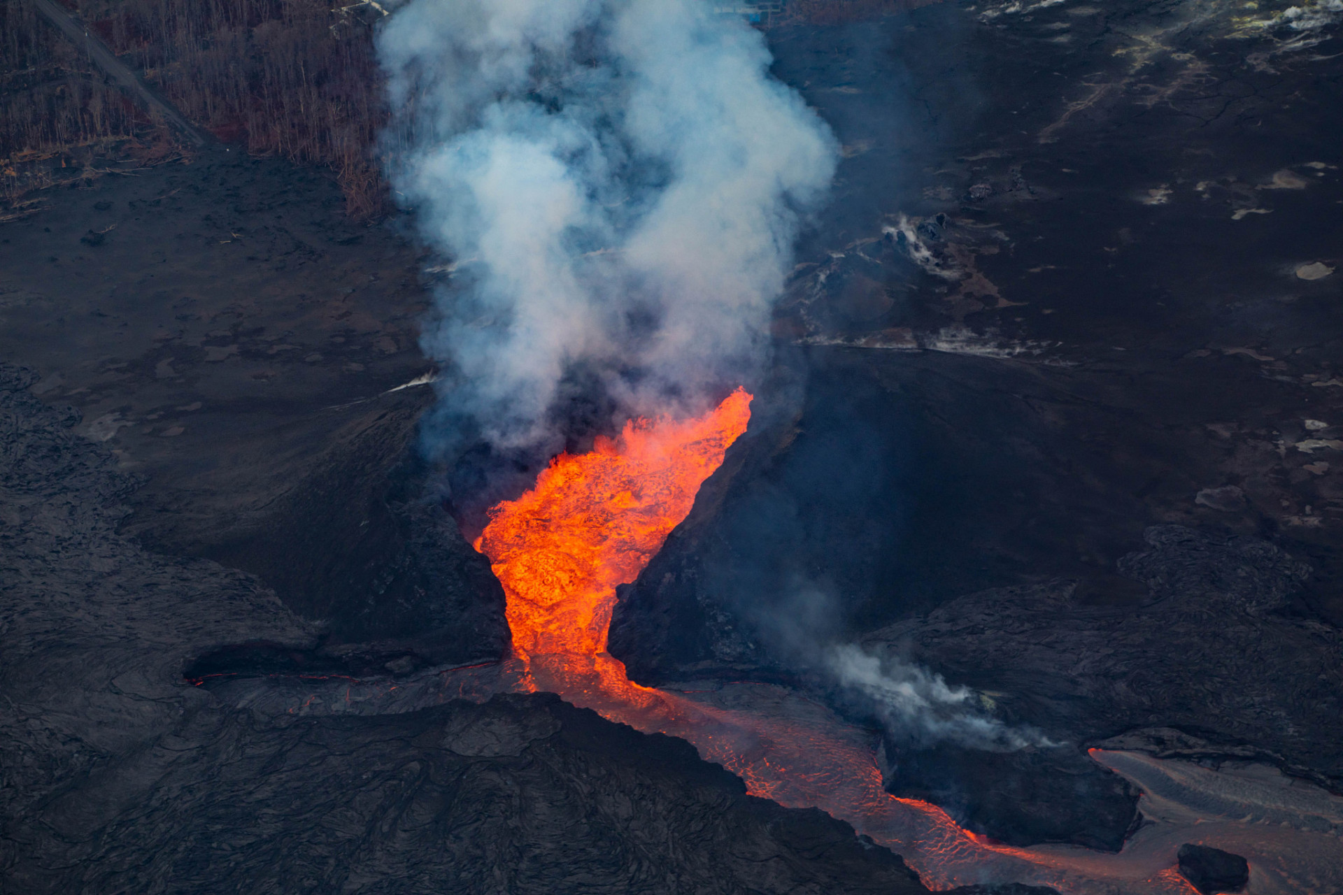 上帝视角看看真实的火山喷发!