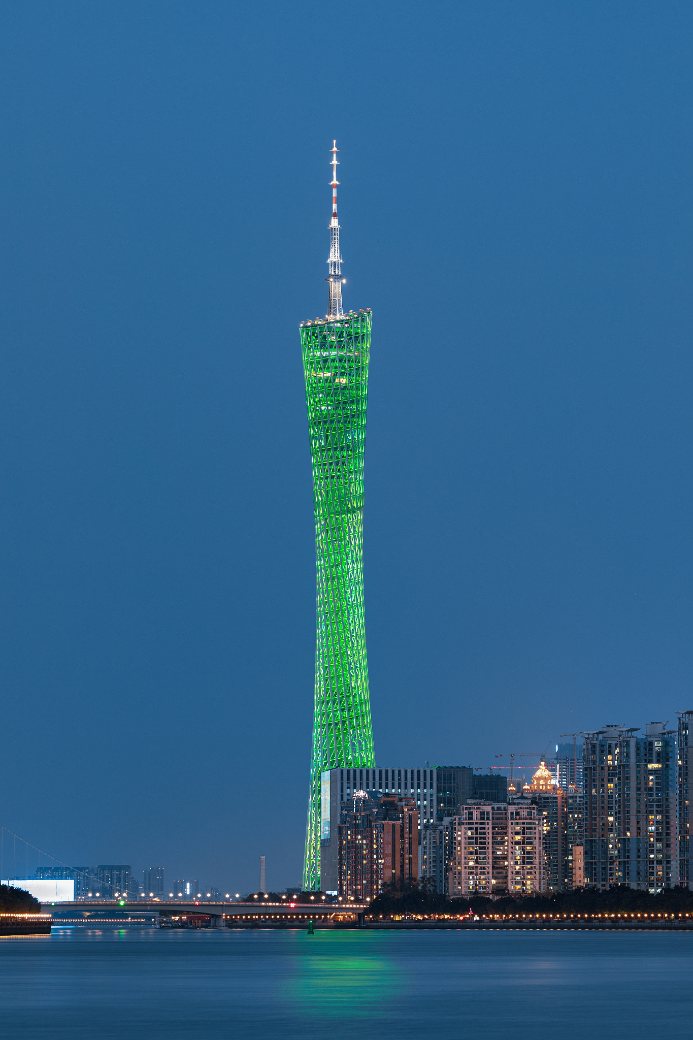 在珠江之畔夜未央, 广州塔影矗立如琵琶