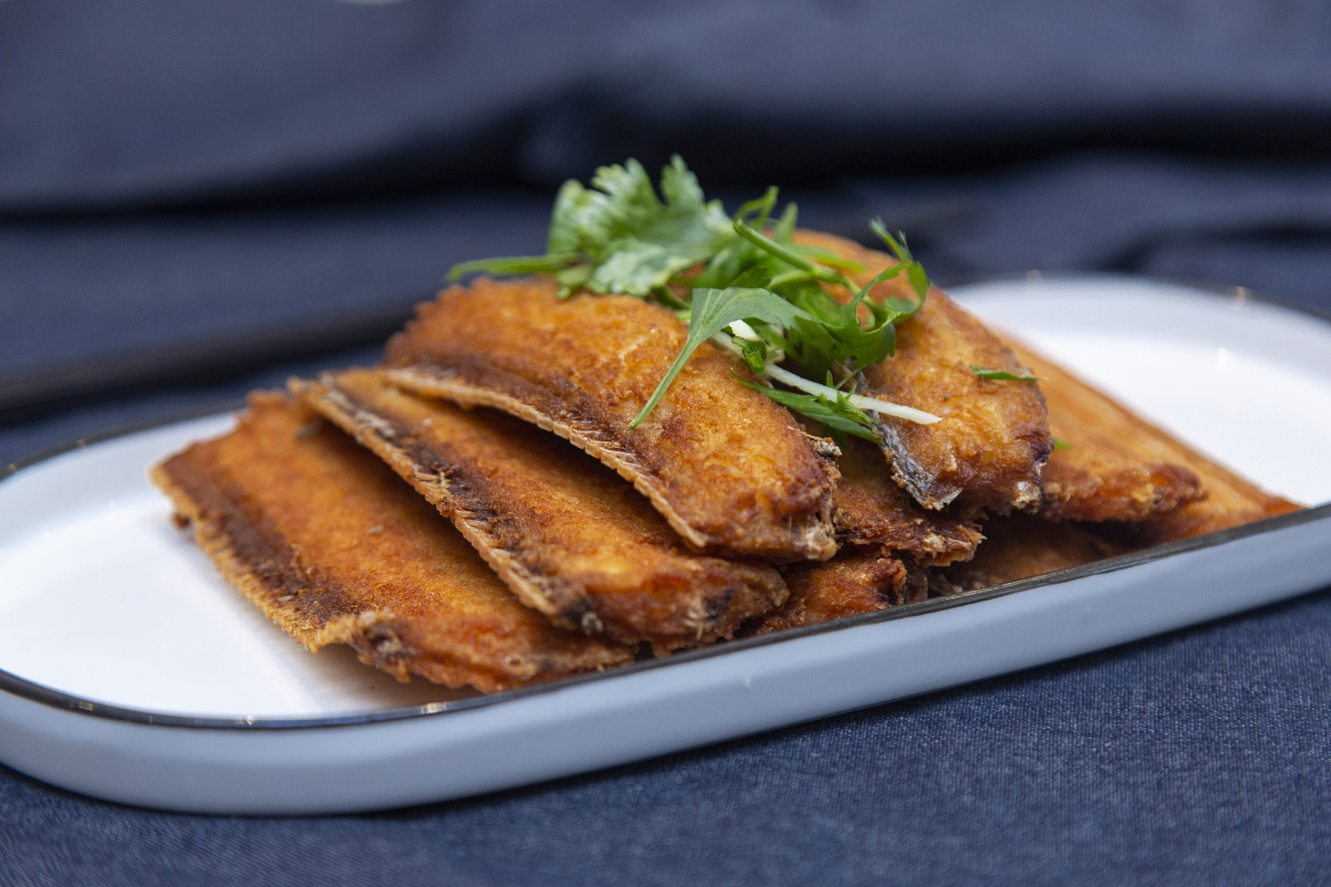 干煎带鱼是一道美味家常菜,以下是制作酥脆带鱼的步骤:  11566