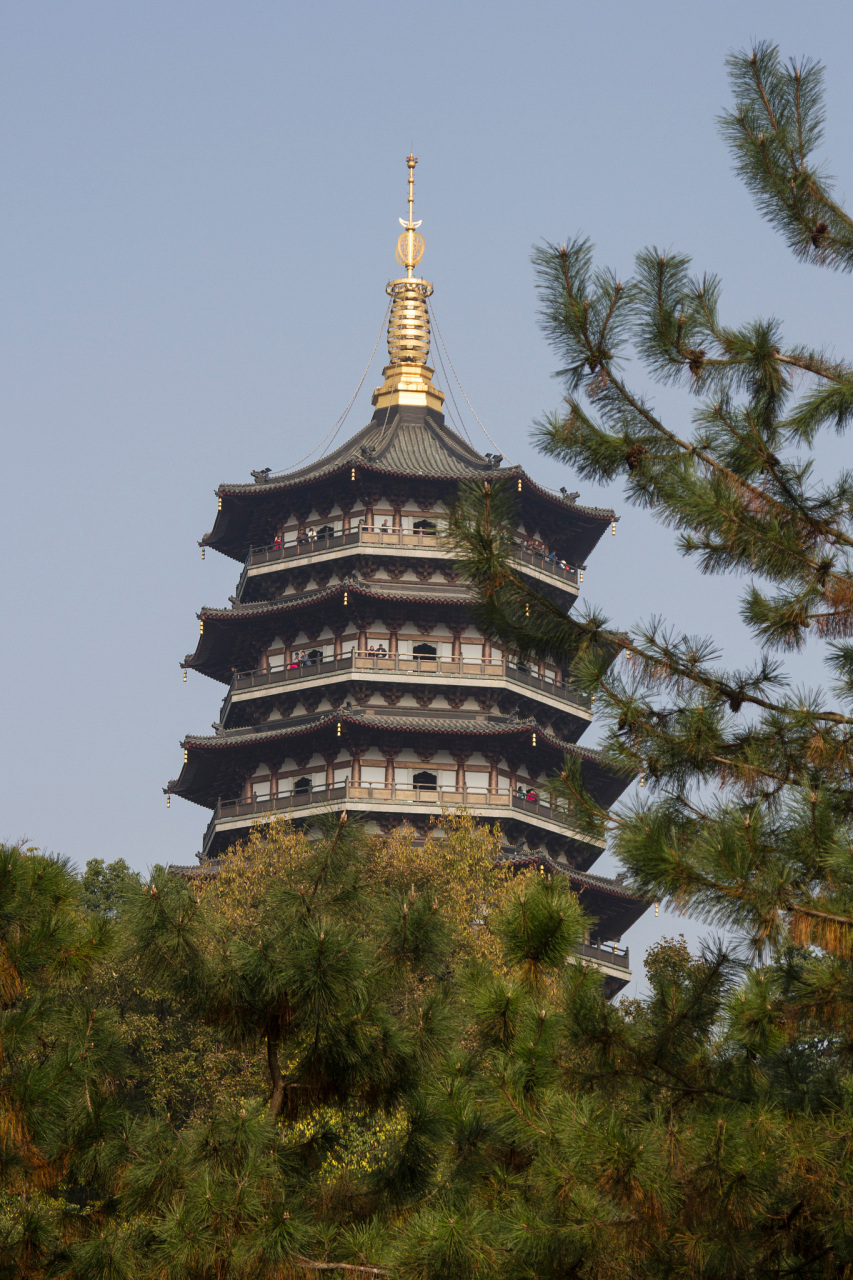 #爱上杭州的千种理由# 杭州雷峰塔是一座充满历史底蕴的古建筑,位于杭