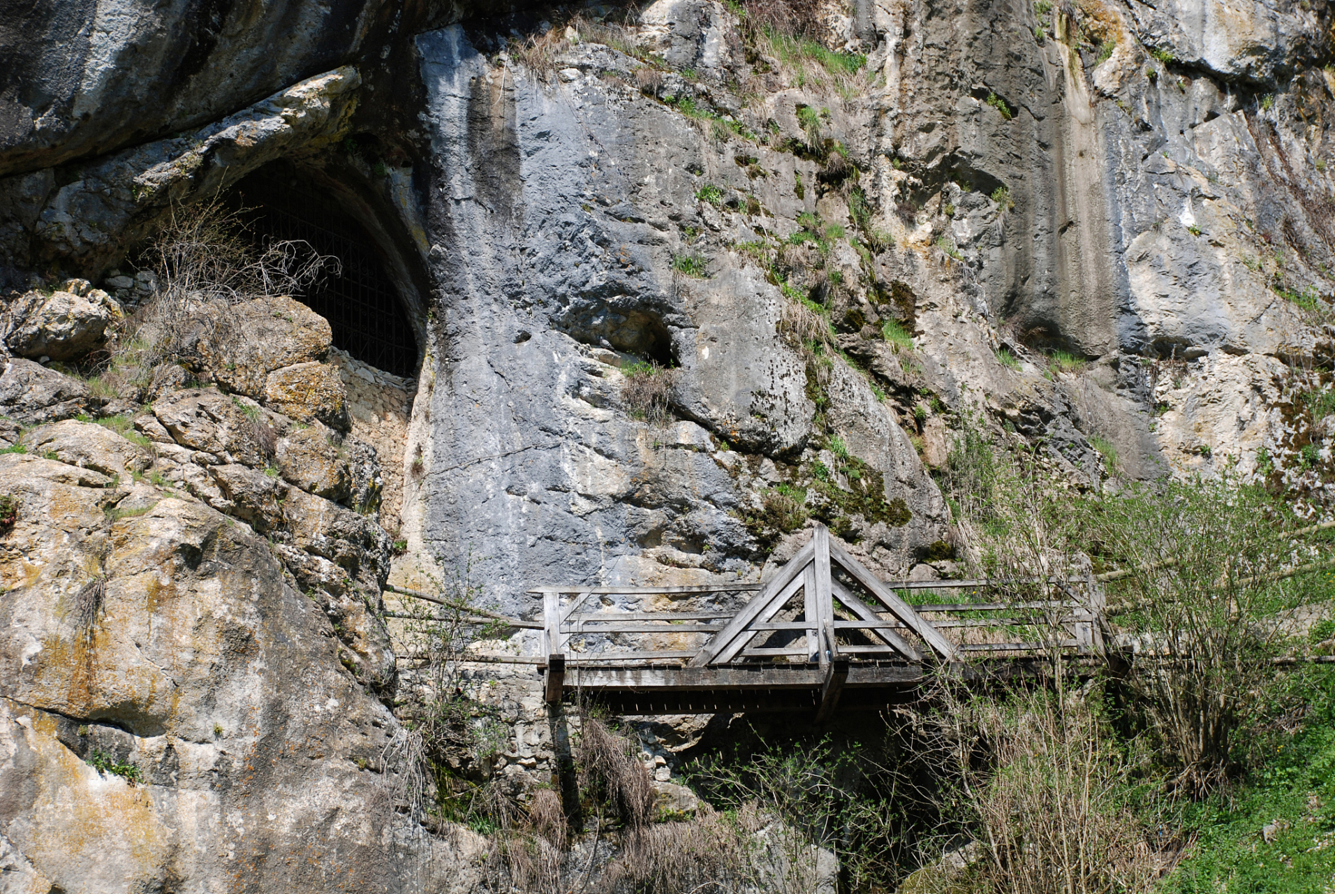 南京天生桥,一座历史沉淀的见证,矗立在溧水县的胭脂河上.