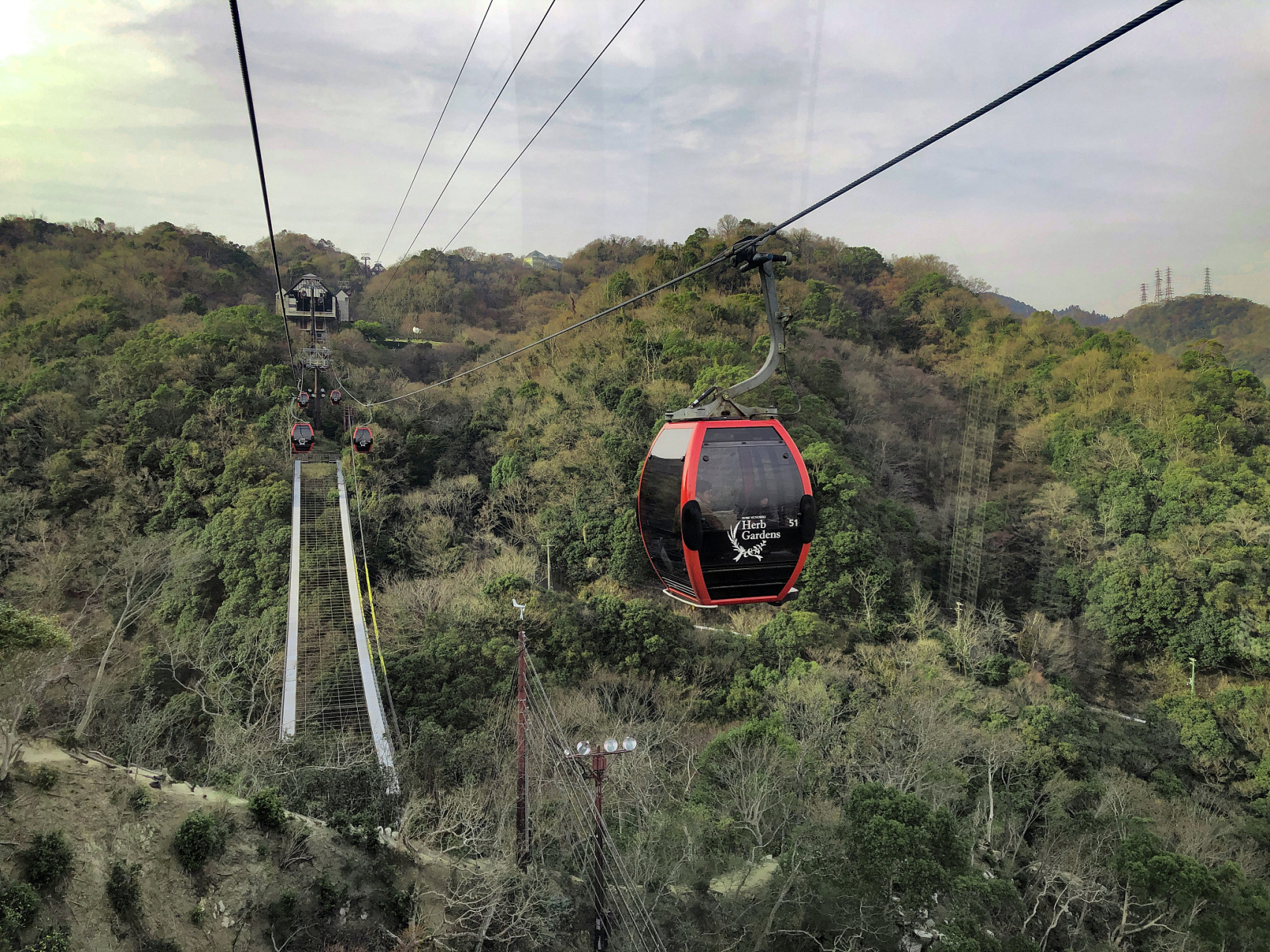 北高峰索道,如同一道天然天桥,将你带入壮丽的山川之中