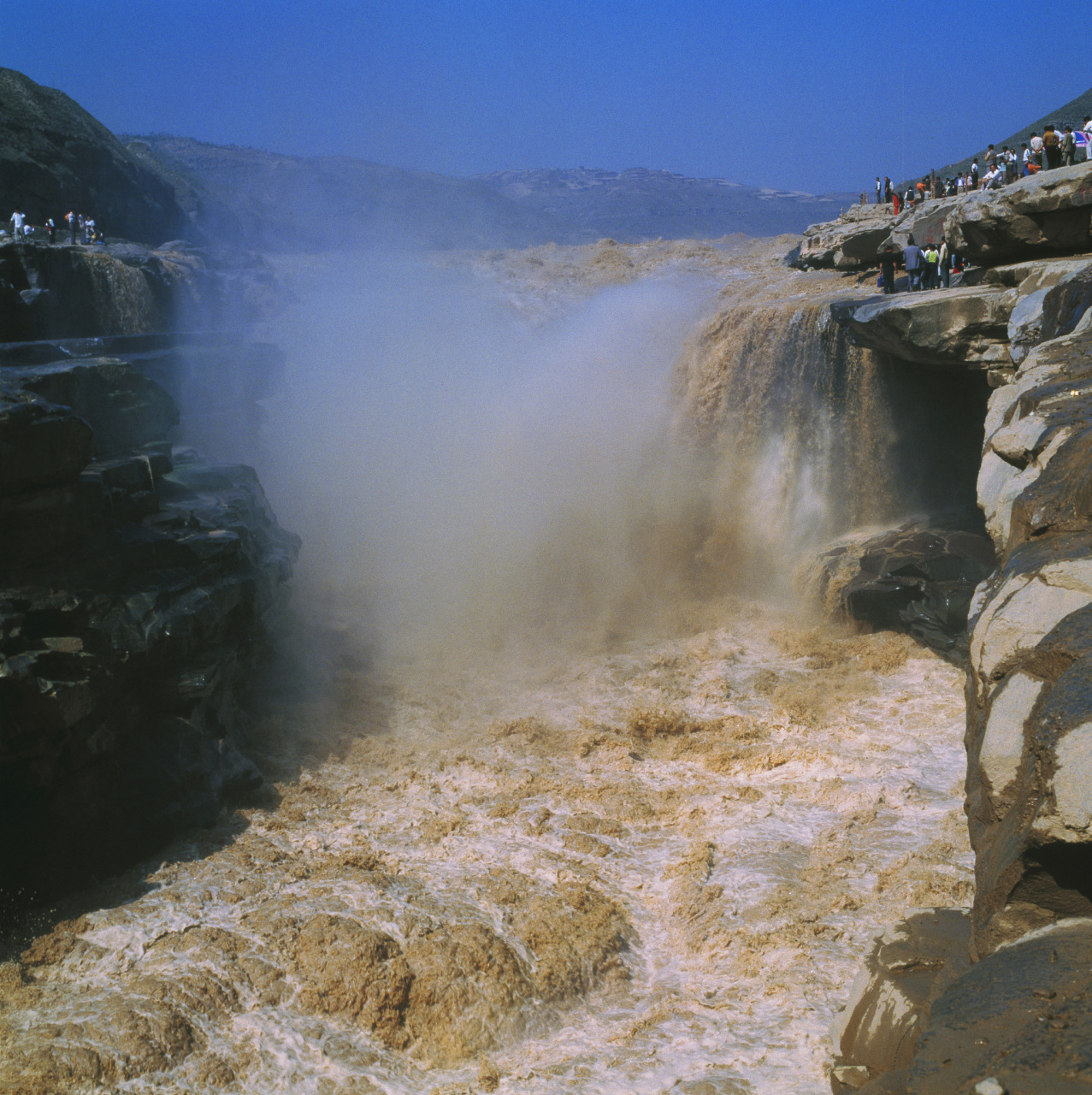 【#黄河壶口瀑布迎春季最佳观赏期# :滚滚黄河水奔腾咆哮,如万马奔腾