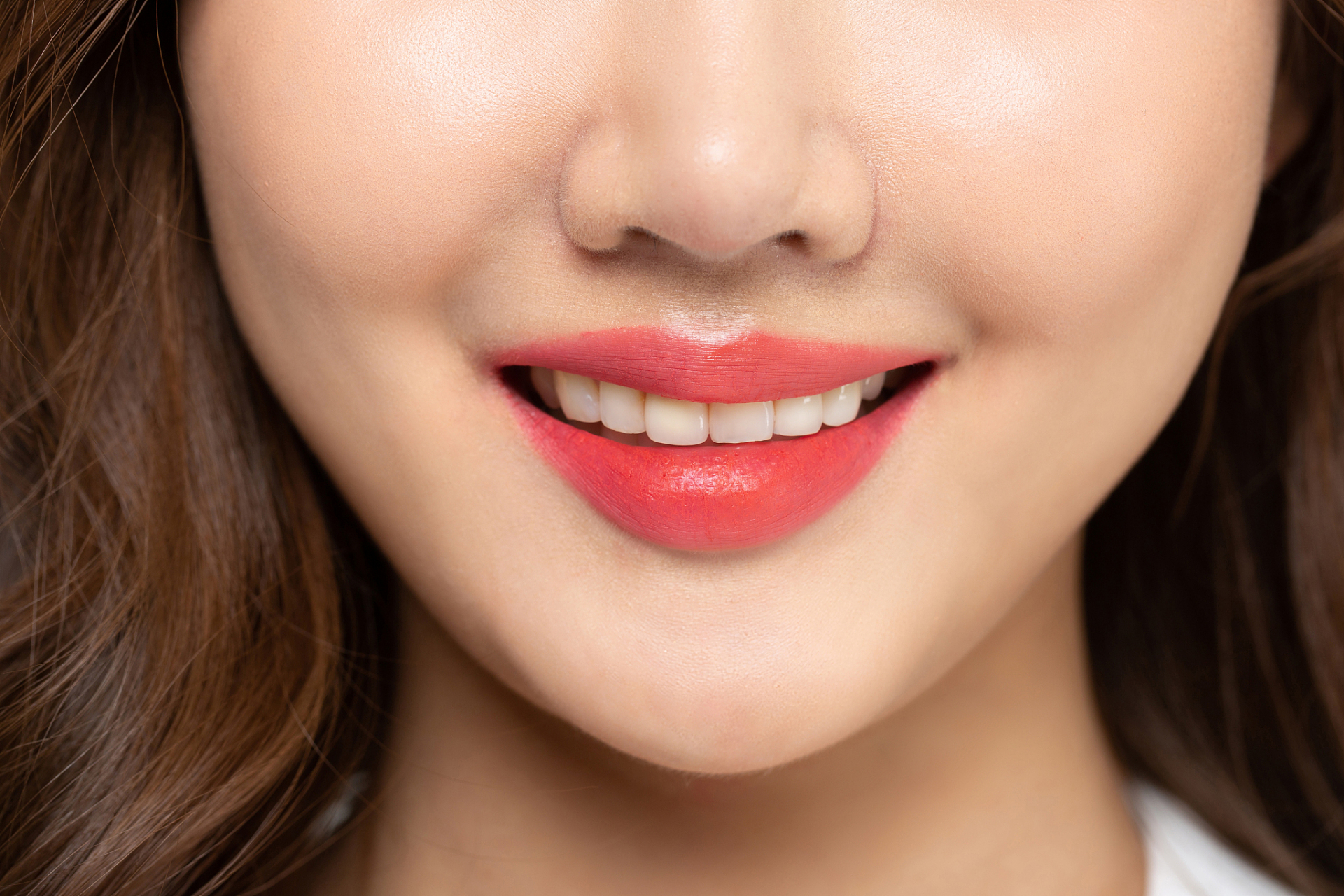 理想的口唇应厚实,棱线分明.