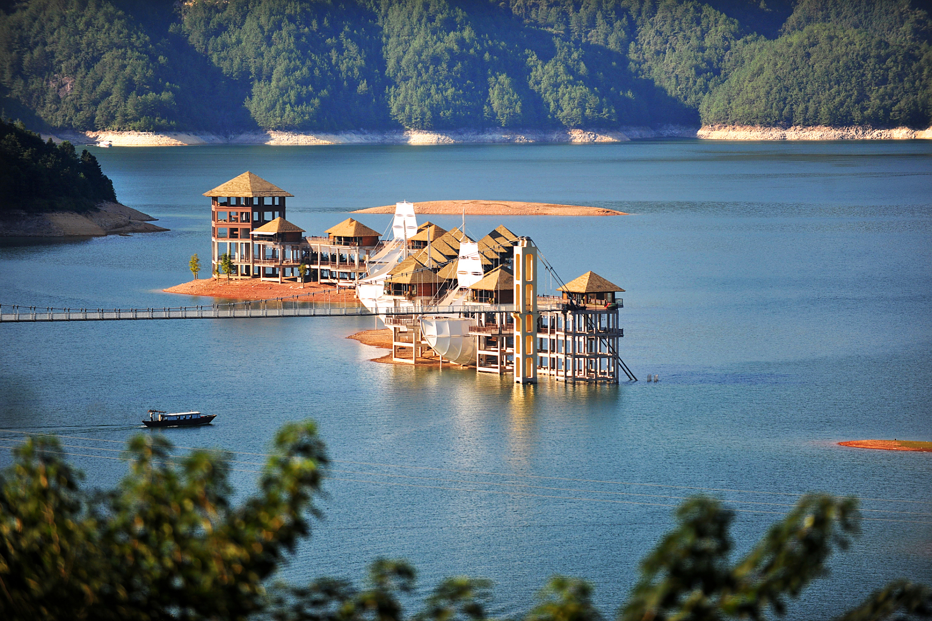 此外,还有金寨天堂寨,舒城万佛湖景区,太平湖等水利风景区和三河古镇