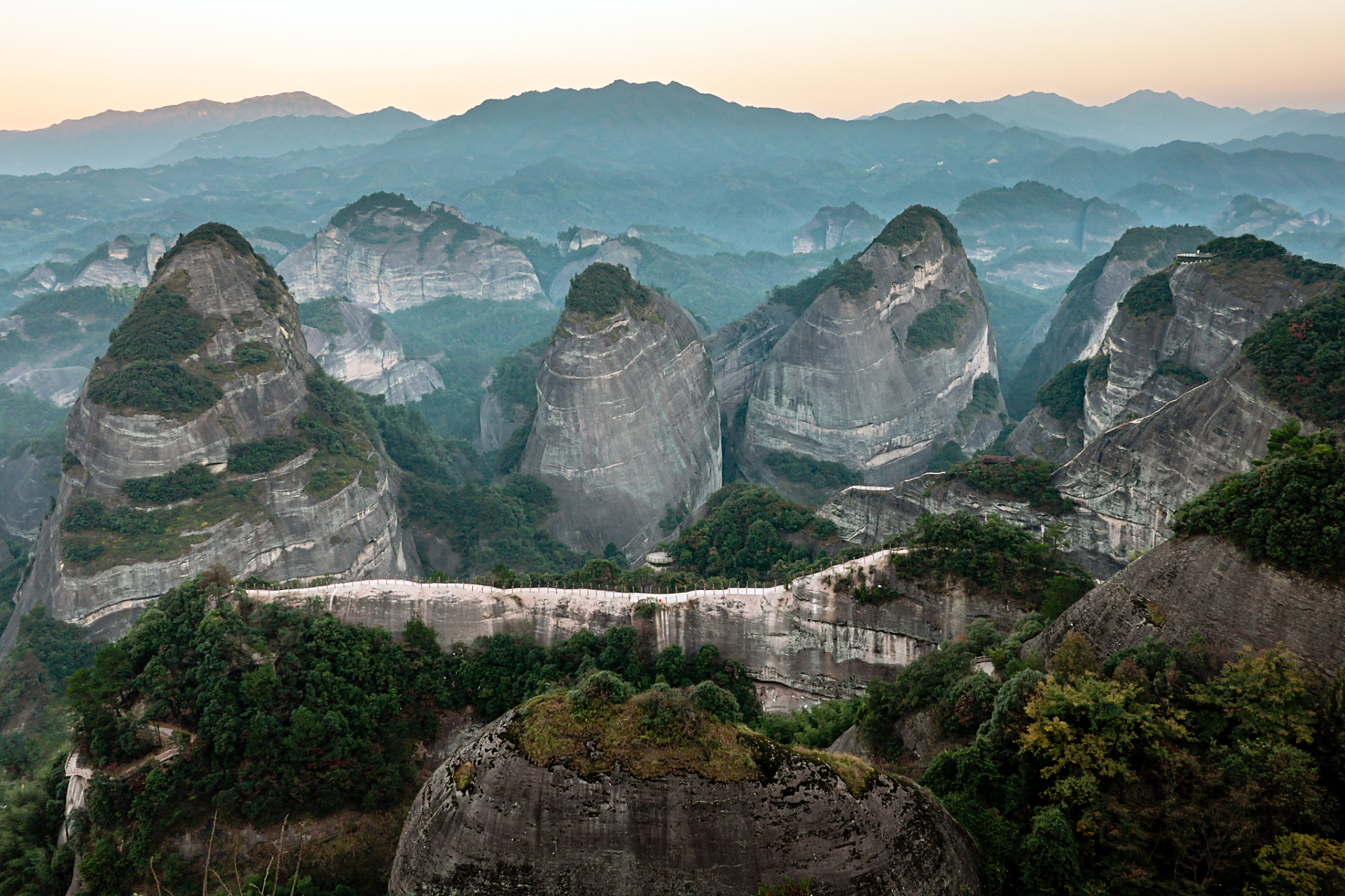 《五指山一日游:探寻海南之心的自然奇观》  五指山,位于海南岛的中部
