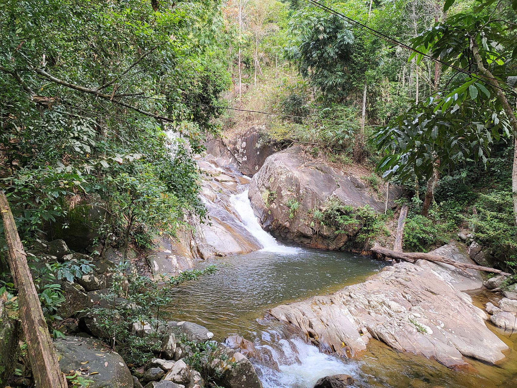 杭州山沟沟景区旅游攻略  杭州山沟沟景区,位于杭州西北的余杭区鸬鸟