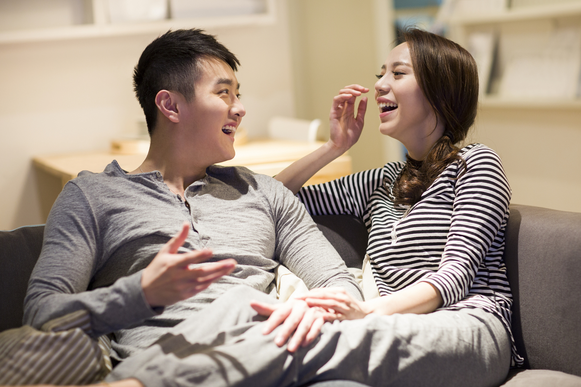 夫妻之间的沟通是关系和谐的关键因素.