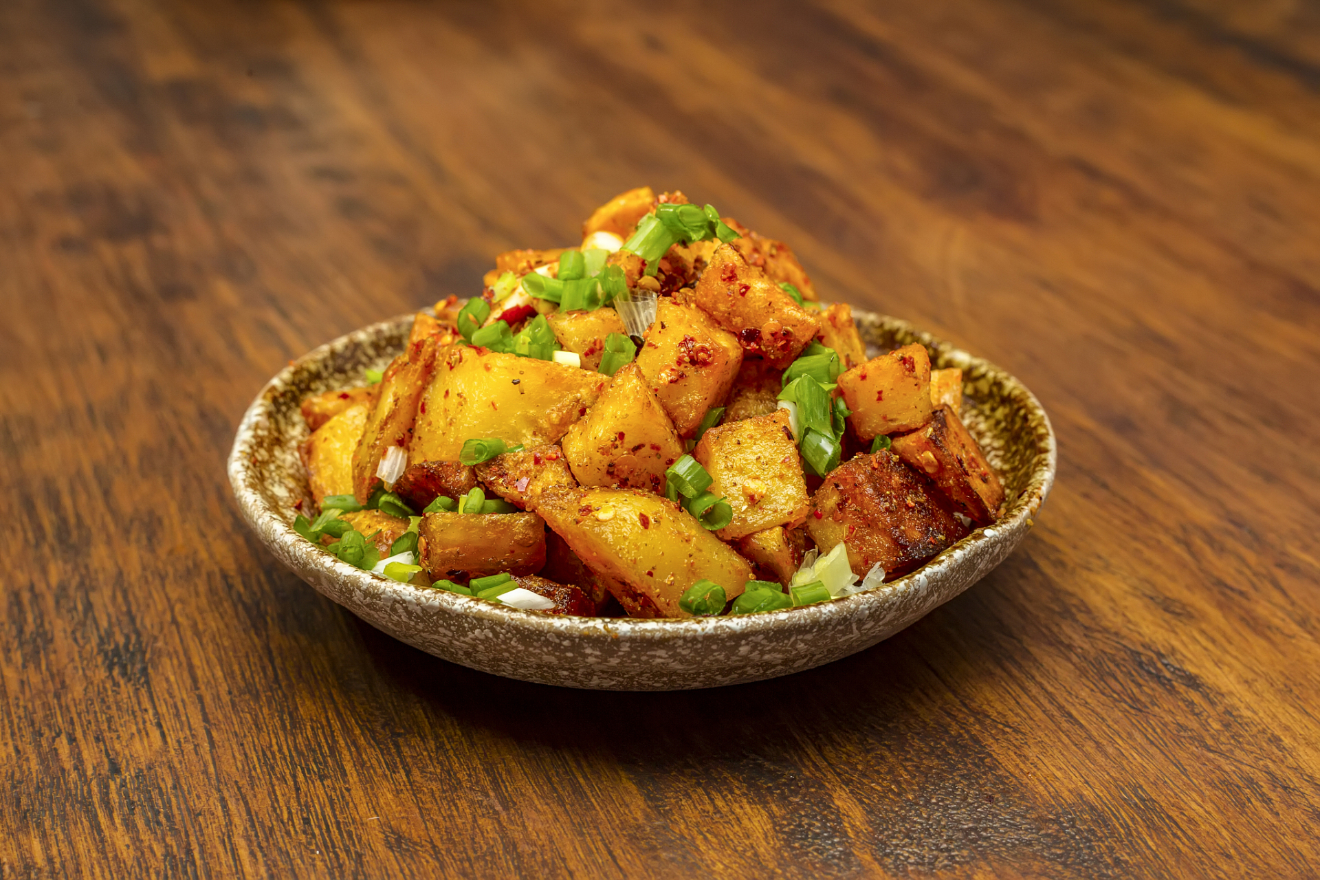 重庆的锅巴洋芋是一道来自山城的传统小吃,具有独特的风味和口感.