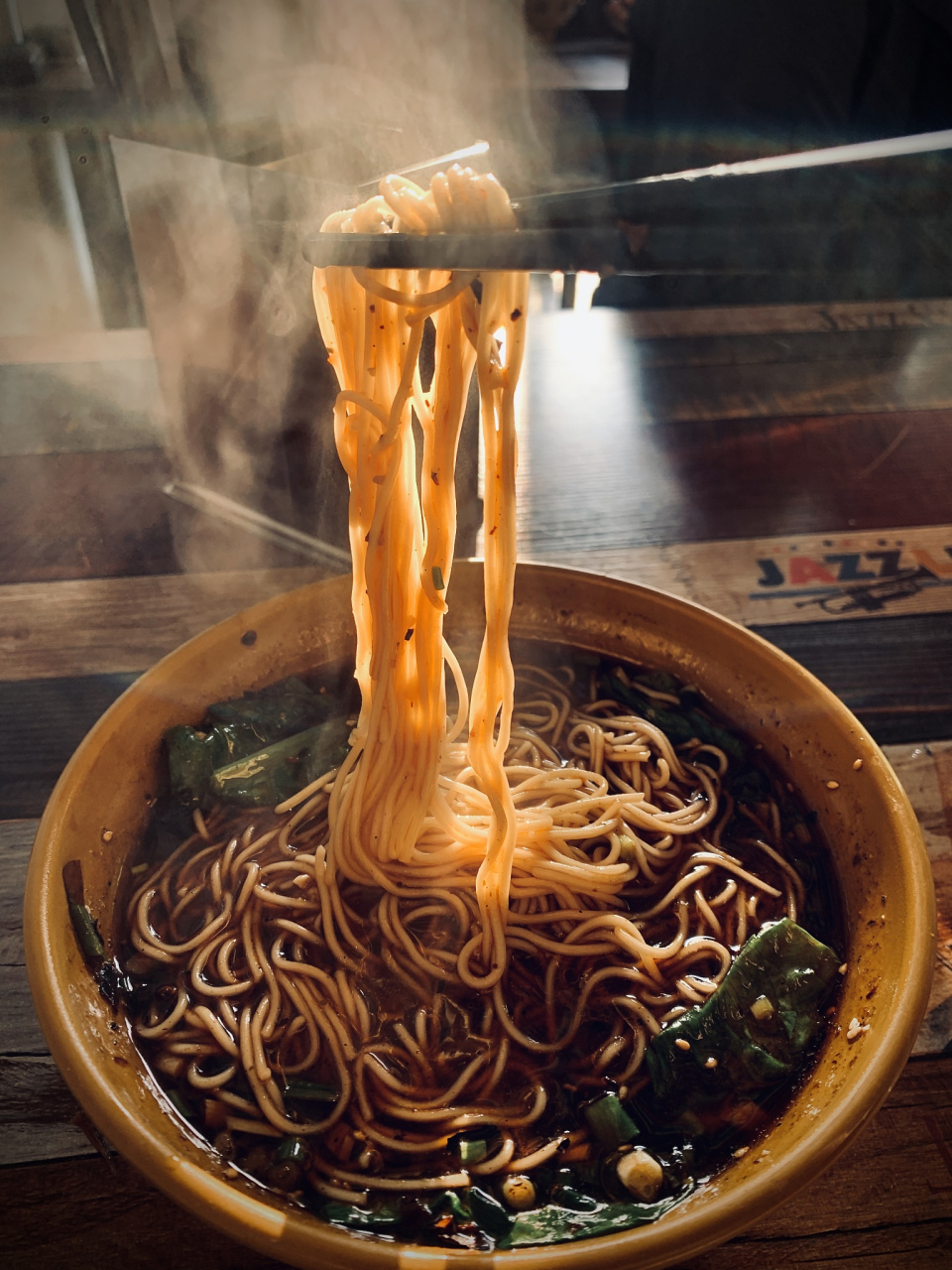 3块钱一碗面条,买一碗还送一碗,就凭借这么一个看似亏本的活动,一家