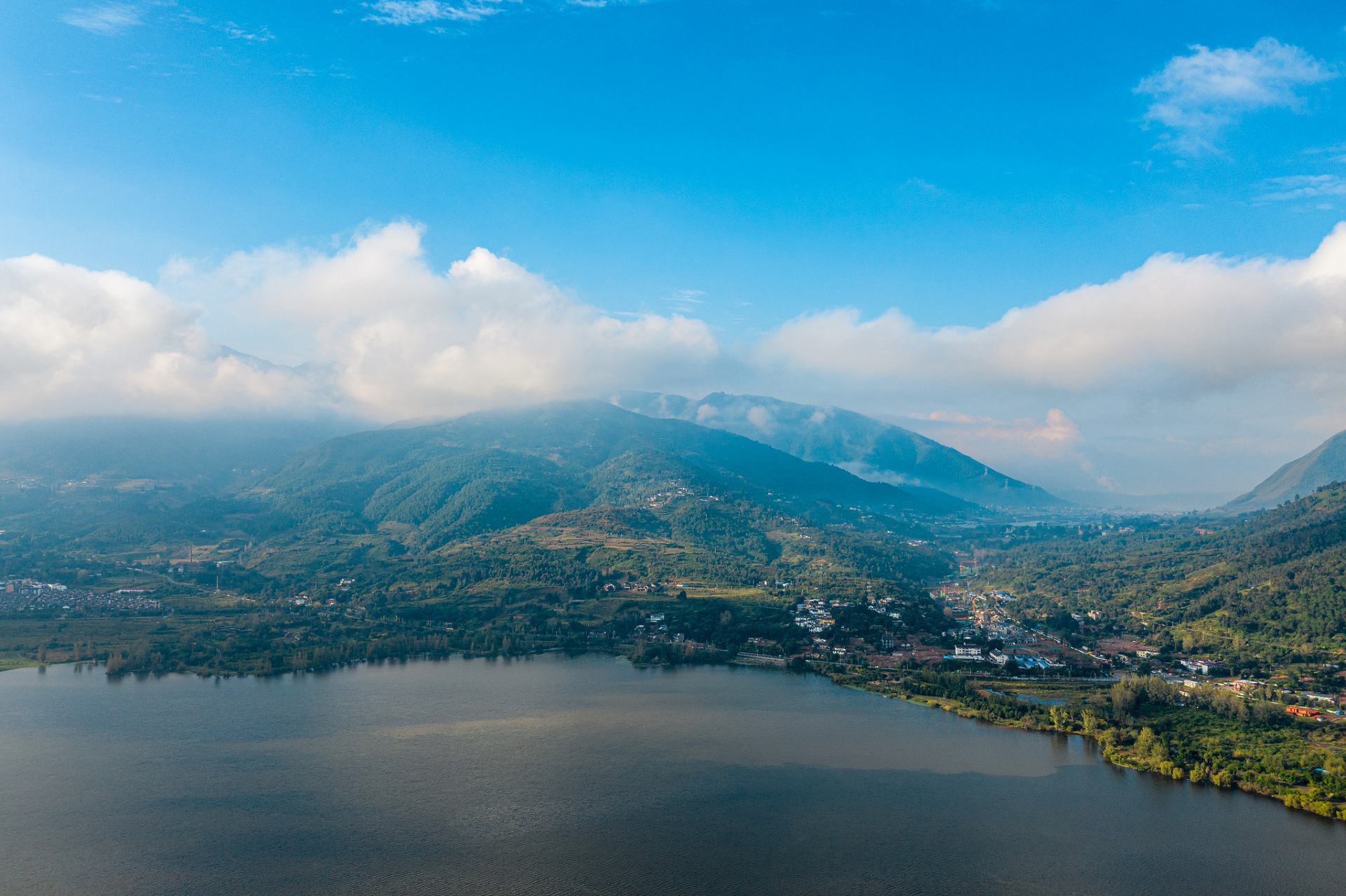 西昌,川西高原的璀璨明珠,拥有邛海泸山,螺髻山等自然风光和古城,彝寨