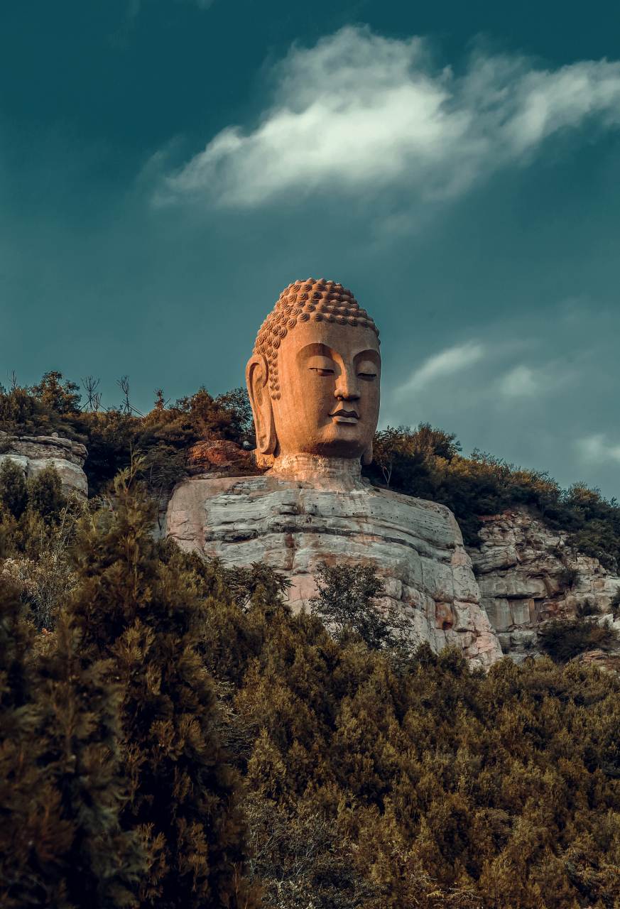 镜头里的春天# 春日漫游,太原蒙山大佛的目光穿越古今,凝视着世间