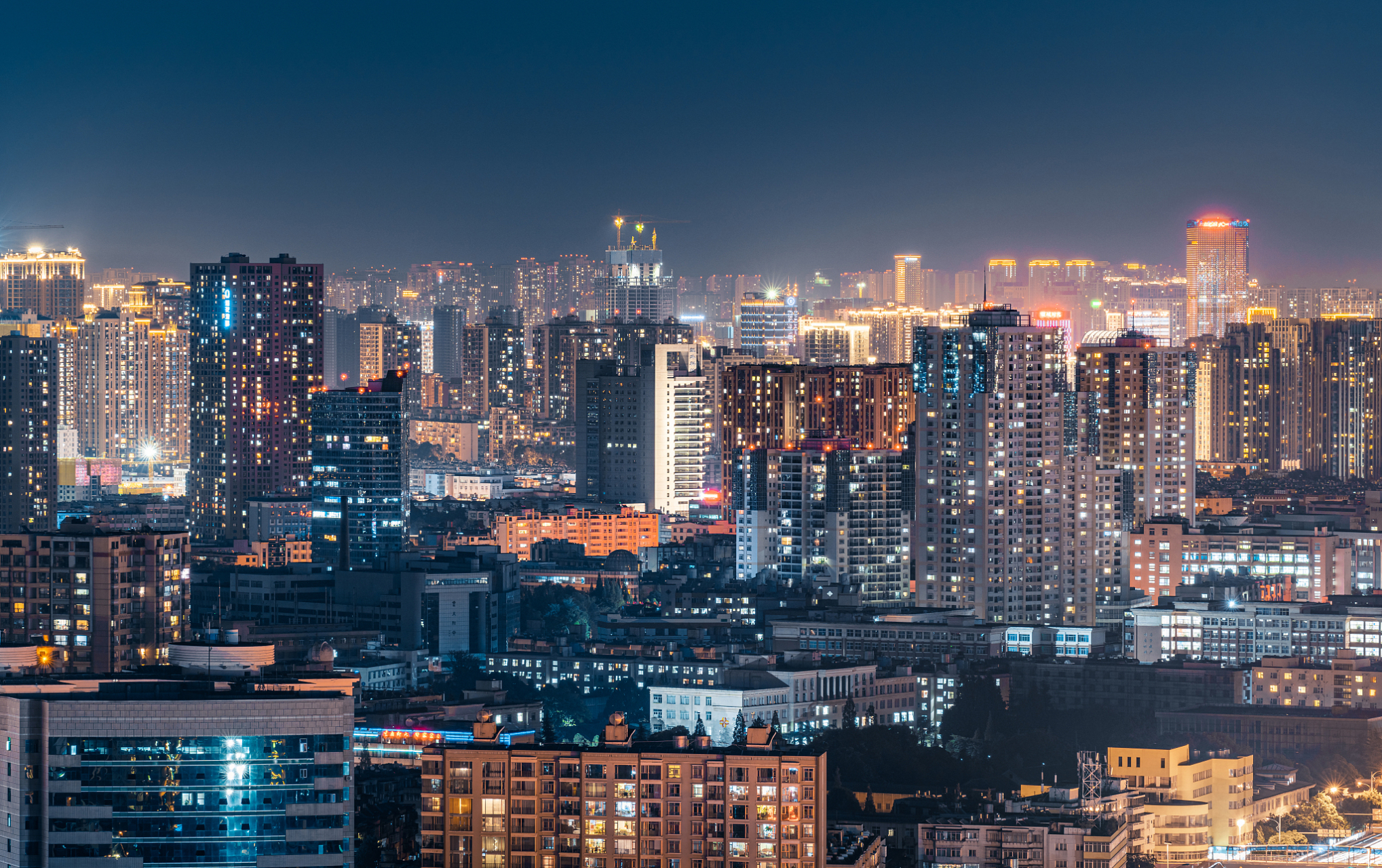 94  想象一下,漫步在昆明的街头巷尾,微风轻拂,带着淡淡的花香.