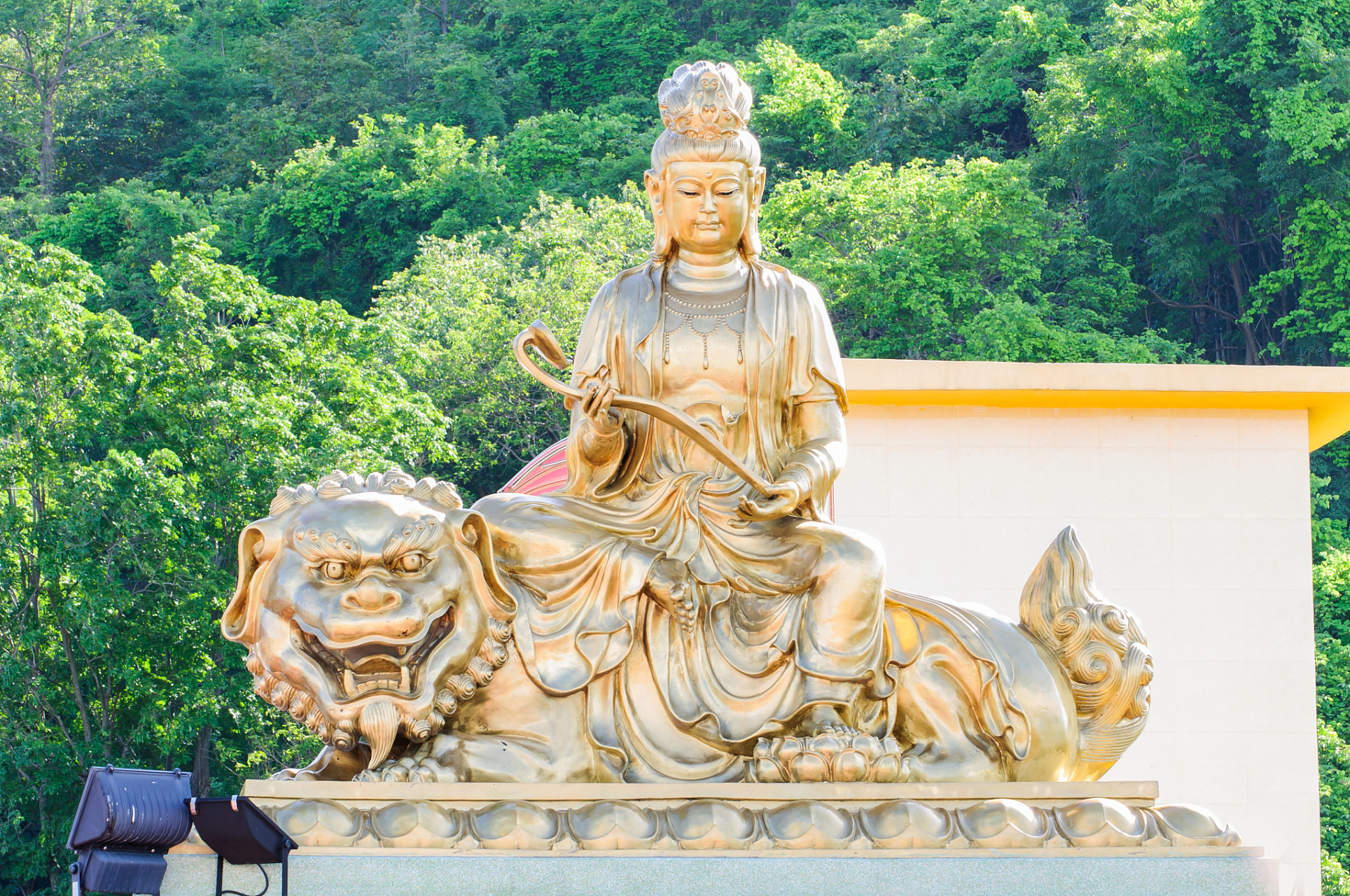 菩萨们的坐骑之 文殊师利菩萨 - 坐骑是狮子,象征智慧和勇敢.