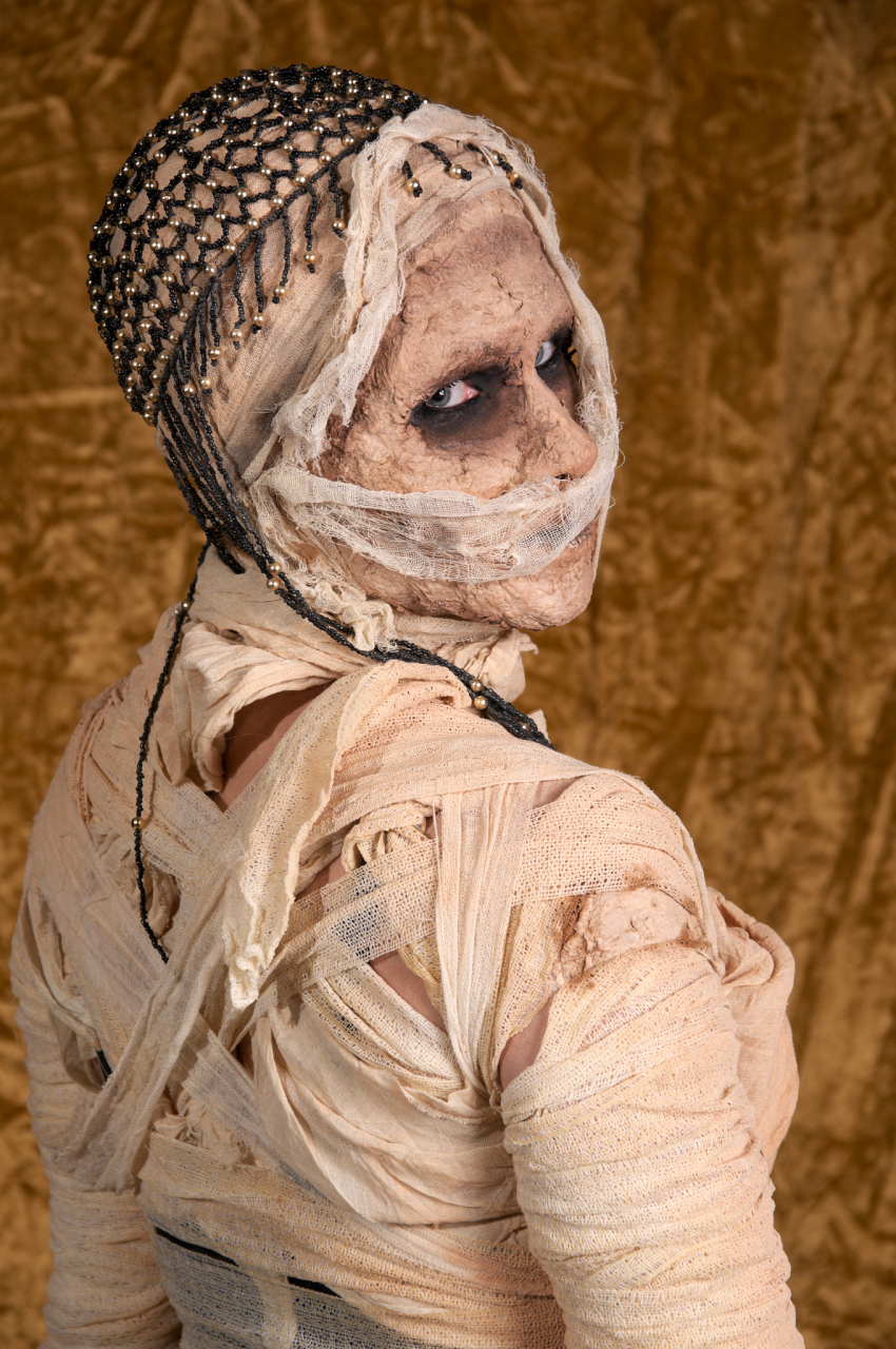 一,木乃伊要绑起来是制作木乃伊的步骤,埃及人坚信那人会复活过来