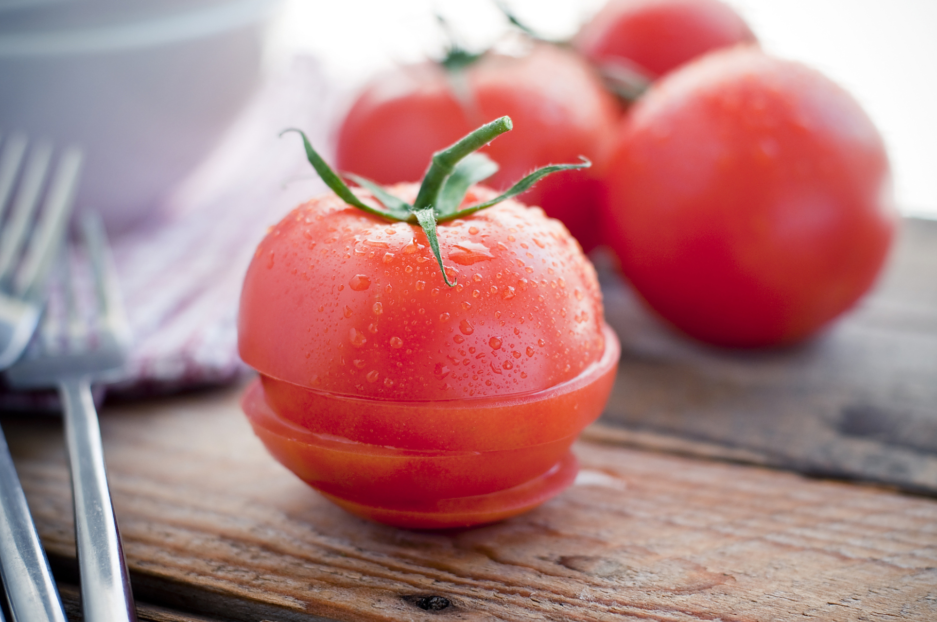 此外,番茄还含有多种维生素和矿物质,对肌肤也有很好的滋养作用.