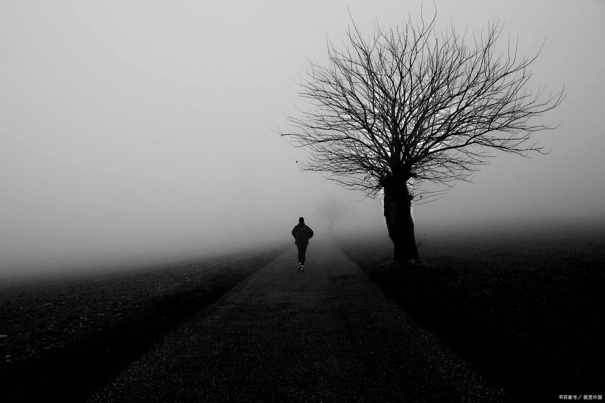 一个人听着忧伤的歌曲,感受时间的凝滞,感受置身在现实生活之外的