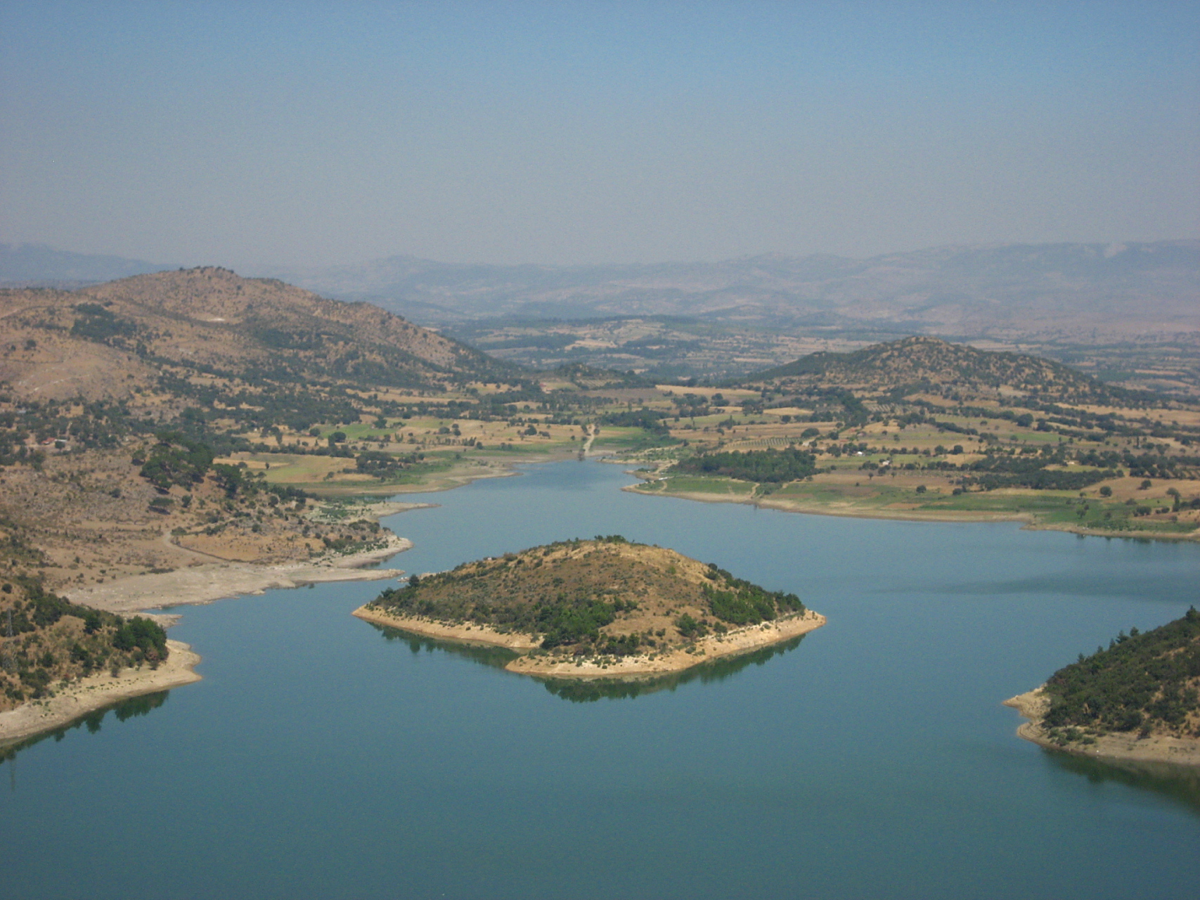 甘肃省武威市民勤县的红崖山水库,是一座人工修建的水库,也是亚洲最大