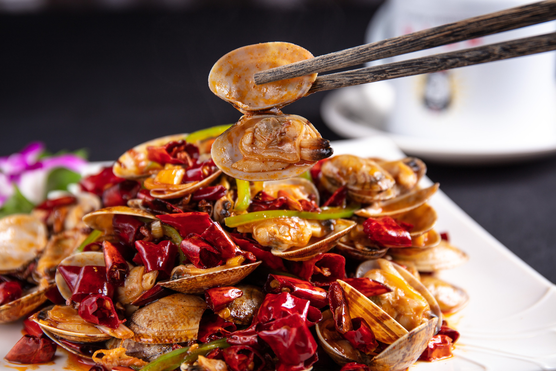 要说青岛最有代表性的美食,辣炒蛤蜊可谓是当之无愧