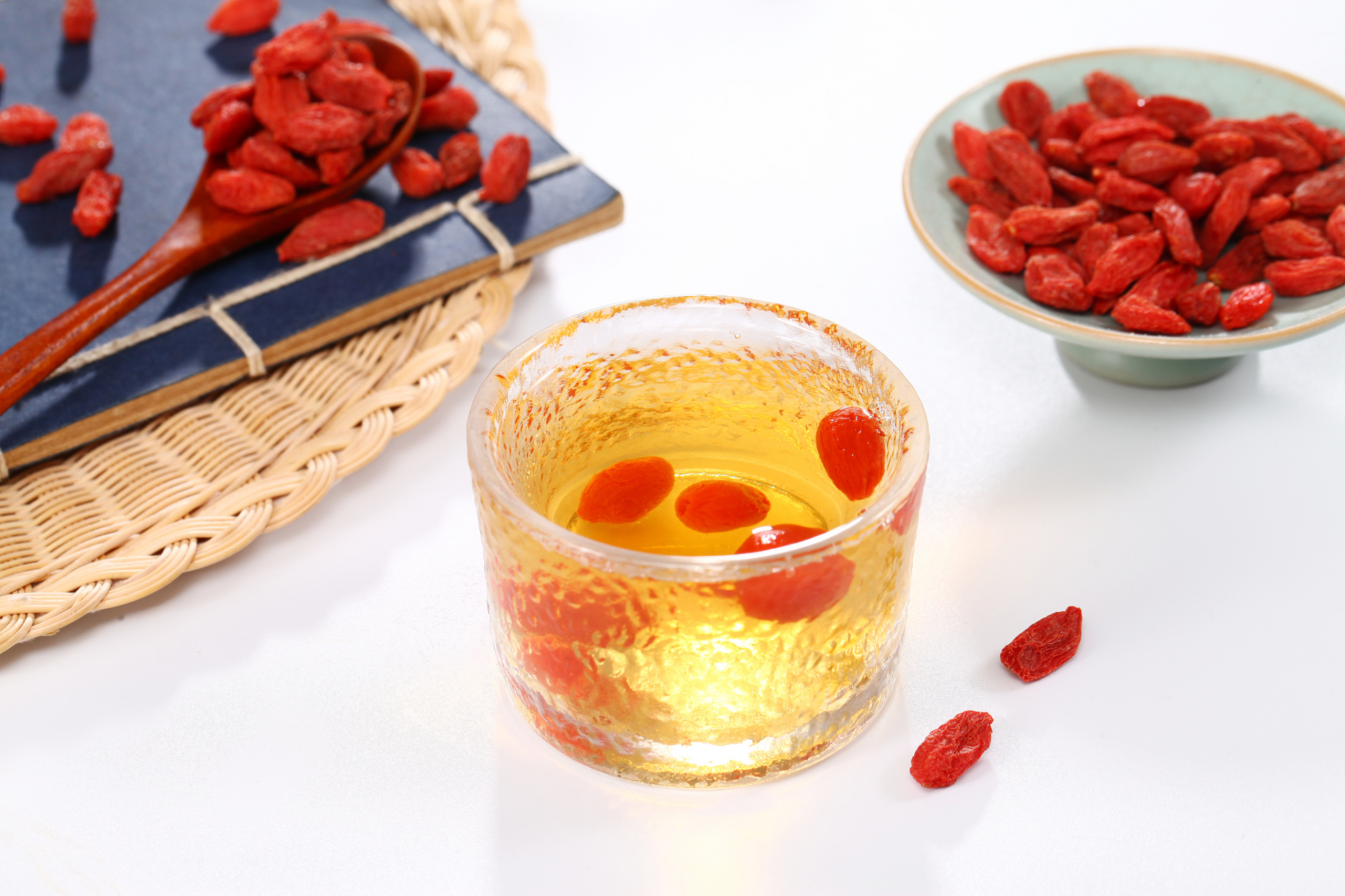 20克枸杞放入茶杯或茶壶中,加适量清水烧开,浸泡10-15