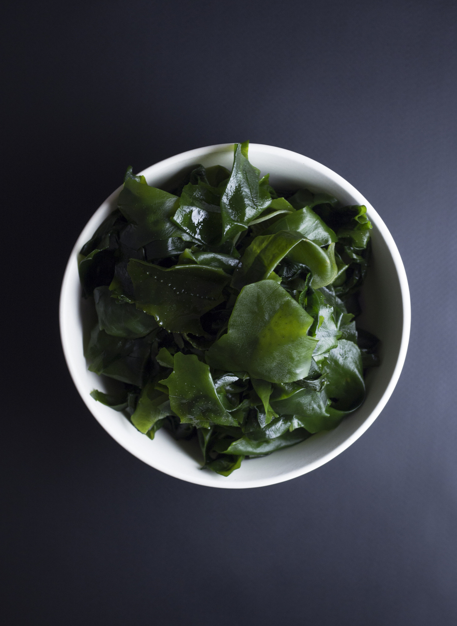 裙带菜是一种常见的海藻,具有多种功效和作用:  #裙带菜# 含碘量高