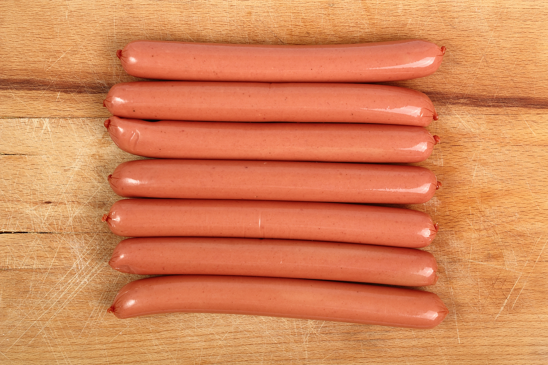 大家好,欢迎来到壮乡美食课堂,你想知道火腿肠是如何制作的吗?